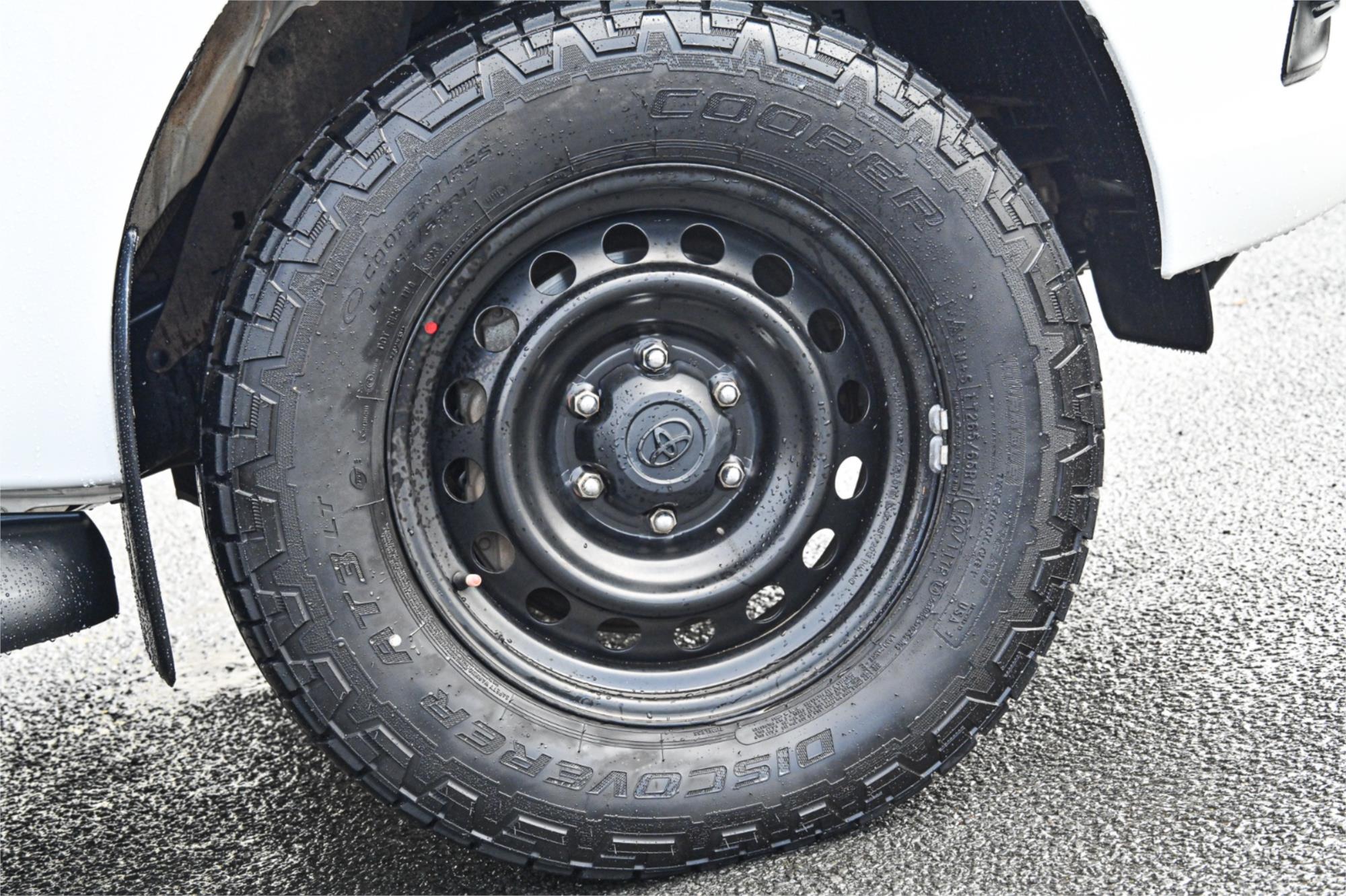 2015 TOYOTA HILUX GUN126R SR (4x4) 6 SP AUTOMATIC DUAL C/CHAS