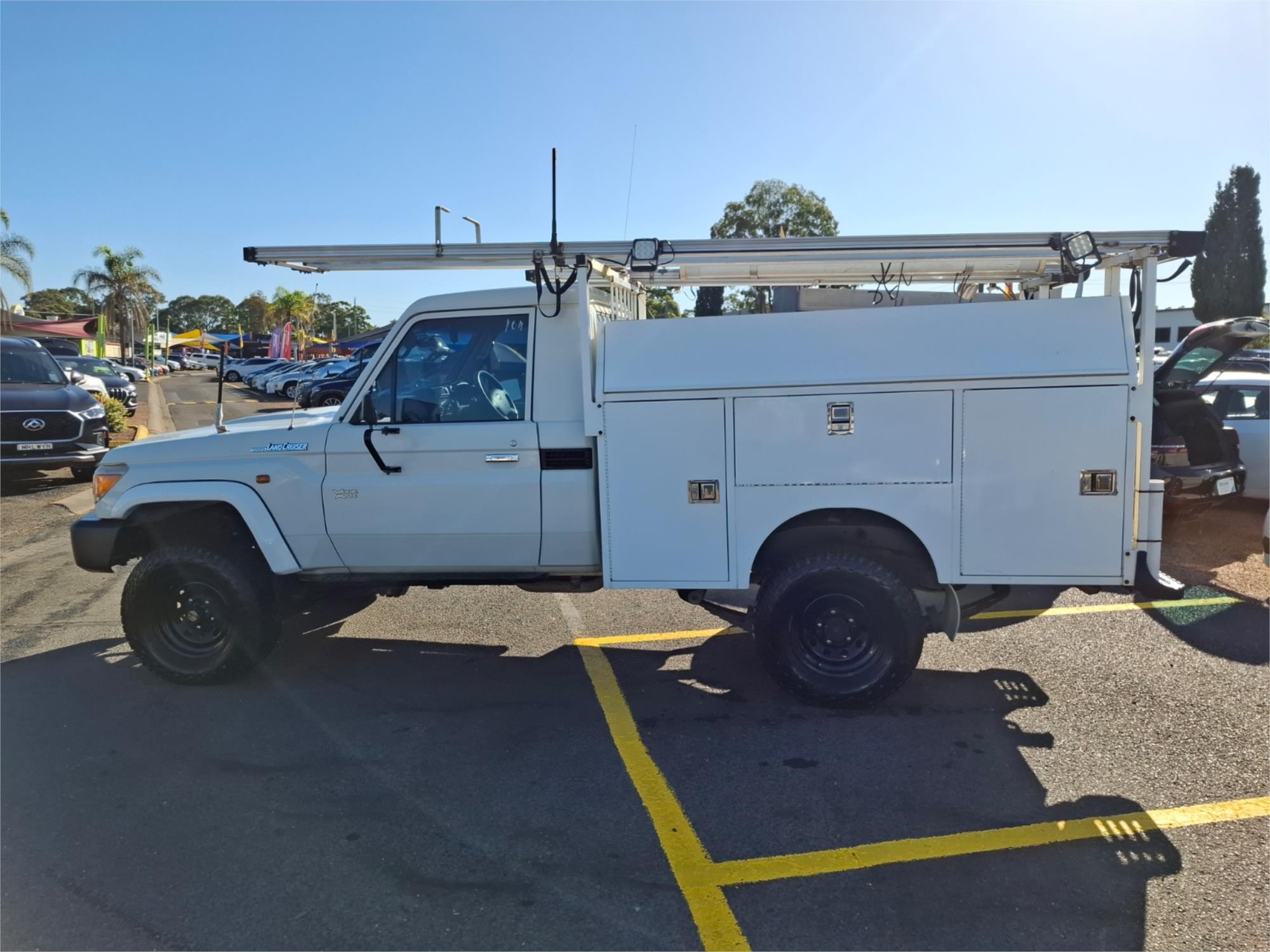 2013 TOYOTA LANDCRUISER VDJ79R MY12 UPDATE WORKMATE (4x4) 5 SP MANUAL C/CHAS