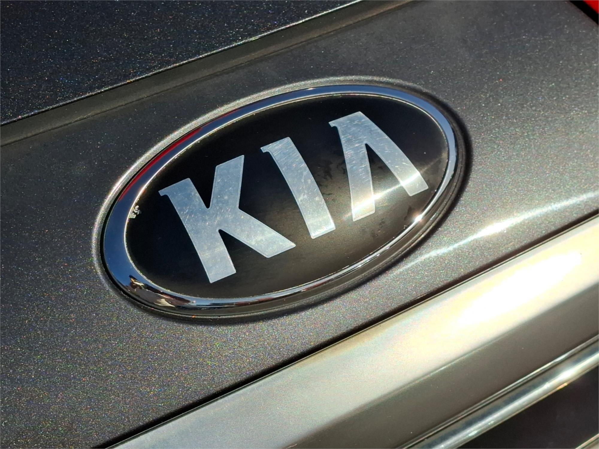 2015 KIA CARNIVAL YP MY15 SLi 6 SP AUTOMATIC 4D WAGON