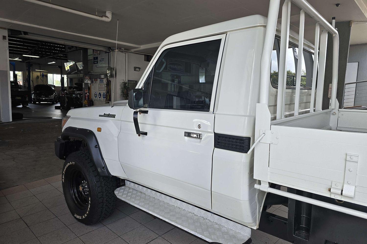 2012 TOYOTA LANDCRUISER VDJ79R MY12 UPDATE WORKMATE (4x4) 5 SP MANUAL C/CHAS