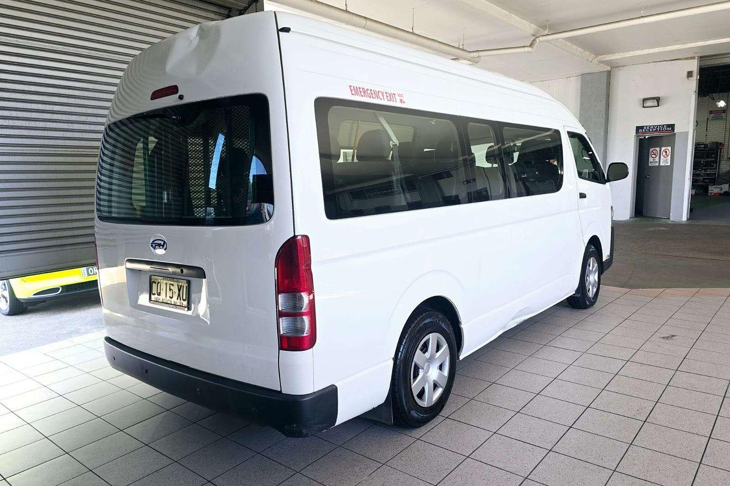 2018 TOYOTA HIACE KDH223R MY16 COMMUTER 5 SP MANUAL BUS