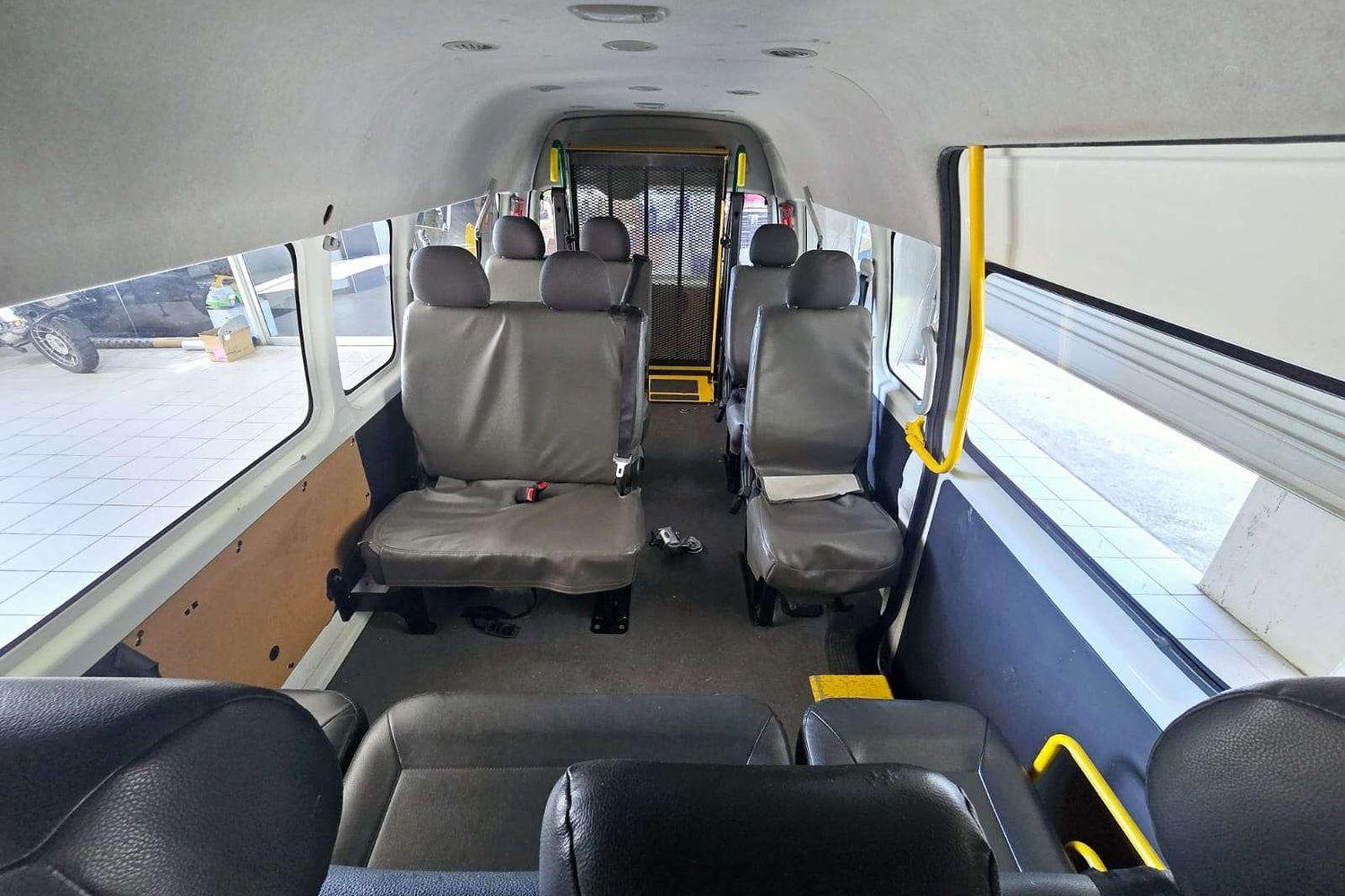 2018 TOYOTA HIACE KDH223R MY16 COMMUTER 5 SP MANUAL BUS