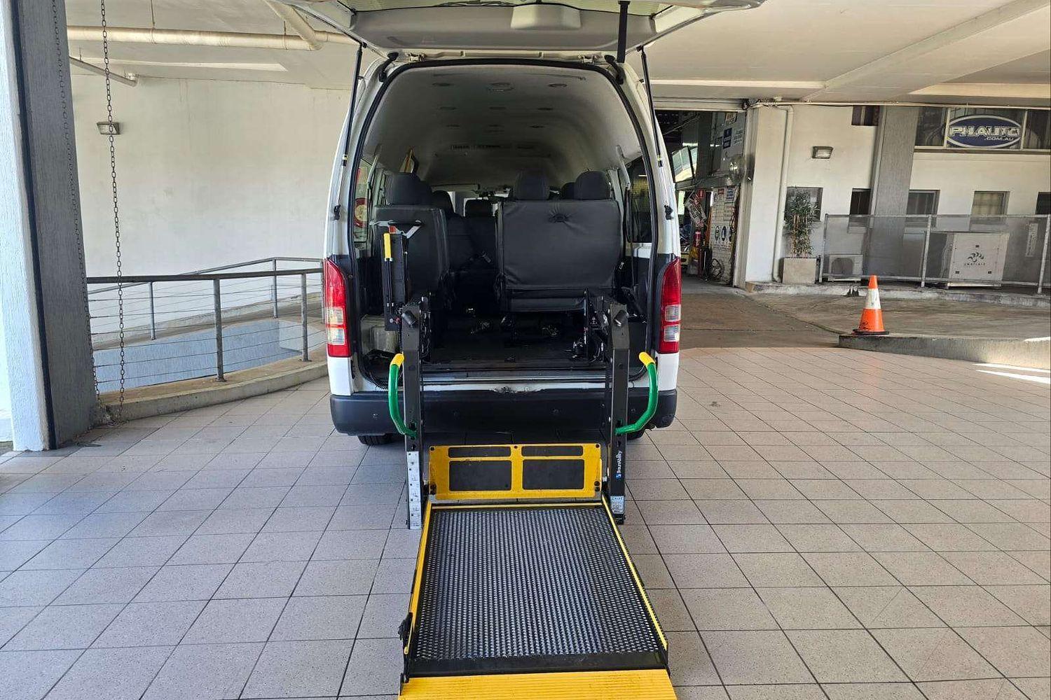 2018 TOYOTA HIACE KDH223R MY16 COMMUTER 5 SP MANUAL BUS