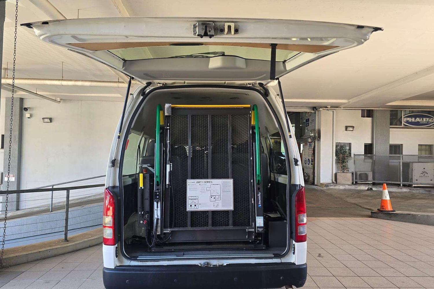 2018 TOYOTA HIACE KDH223R MY16 COMMUTER 5 SP MANUAL BUS
