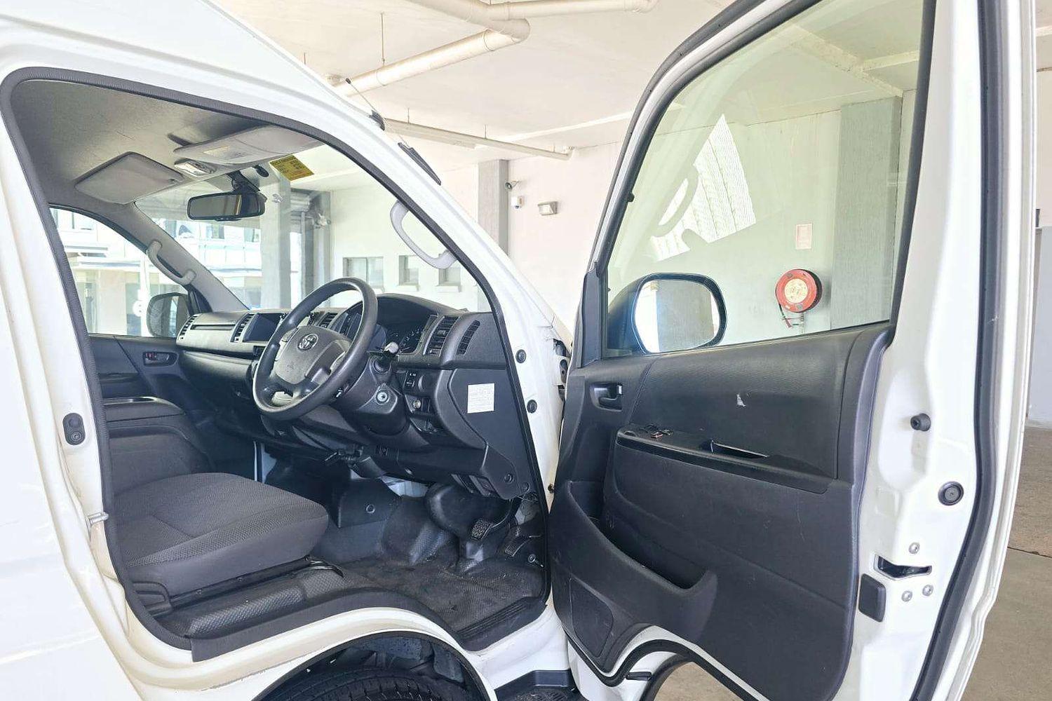 2018 TOYOTA HIACE KDH223R MY16 COMMUTER 5 SP MANUAL BUS