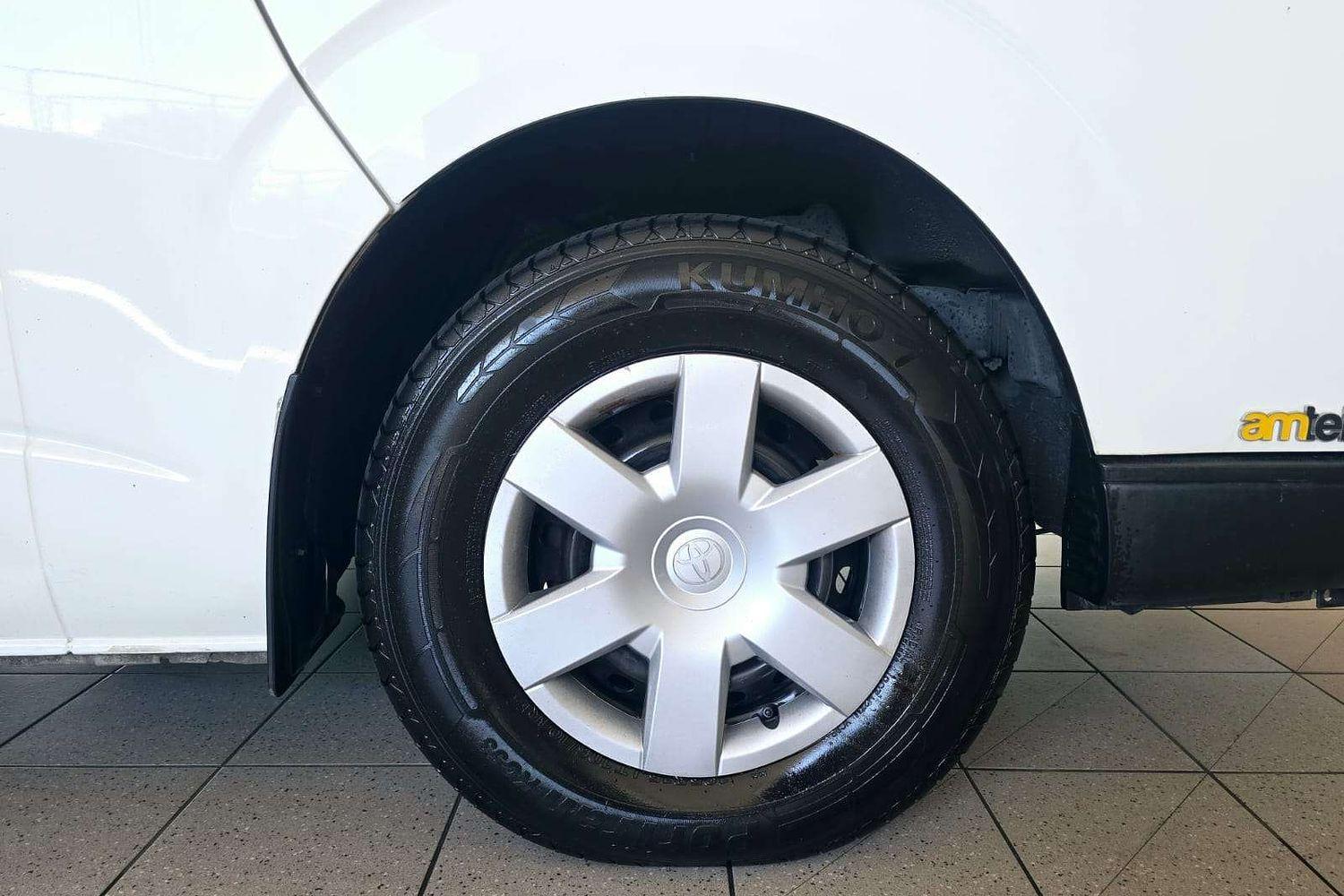 2018 TOYOTA HIACE KDH223R MY16 COMMUTER 5 SP MANUAL BUS