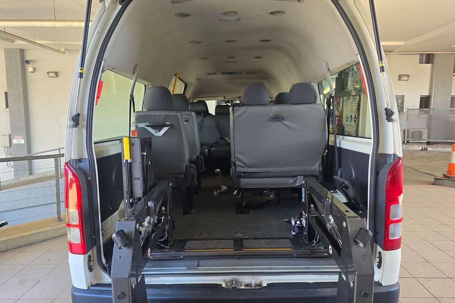2018 TOYOTA HIACE KDH223R MY16 COMMUTER 5 SP MANUAL BUS