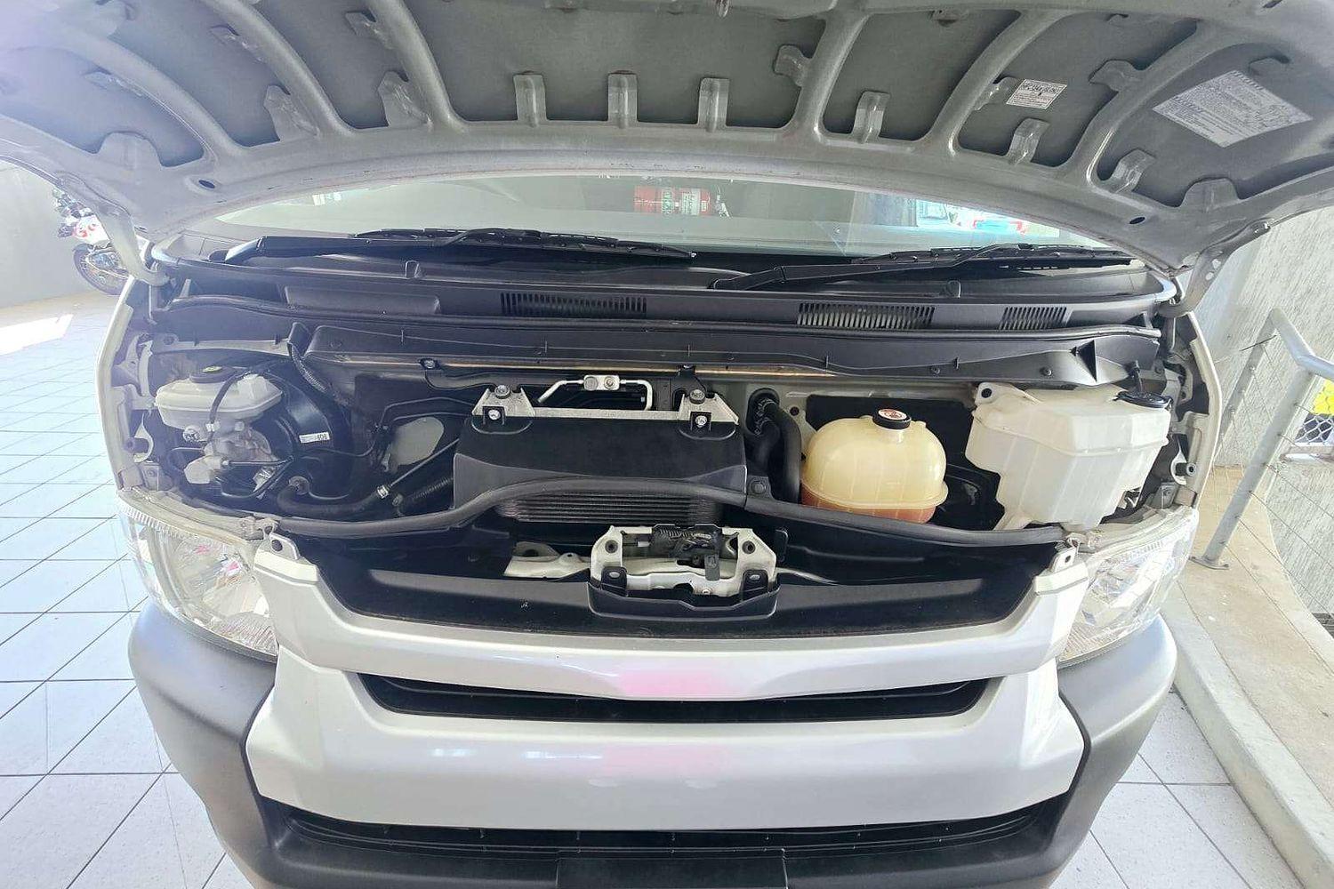 2018 TOYOTA HIACE KDH223R MY16 COMMUTER 5 SP MANUAL BUS