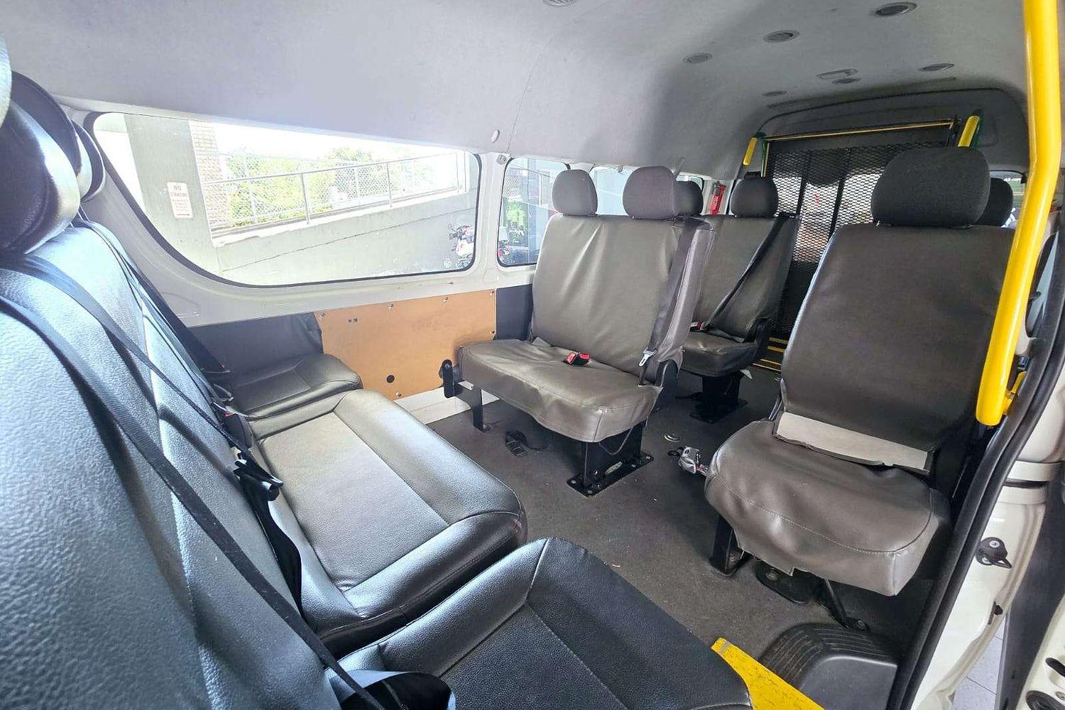 2018 TOYOTA HIACE KDH223R MY16 COMMUTER 5 SP MANUAL BUS