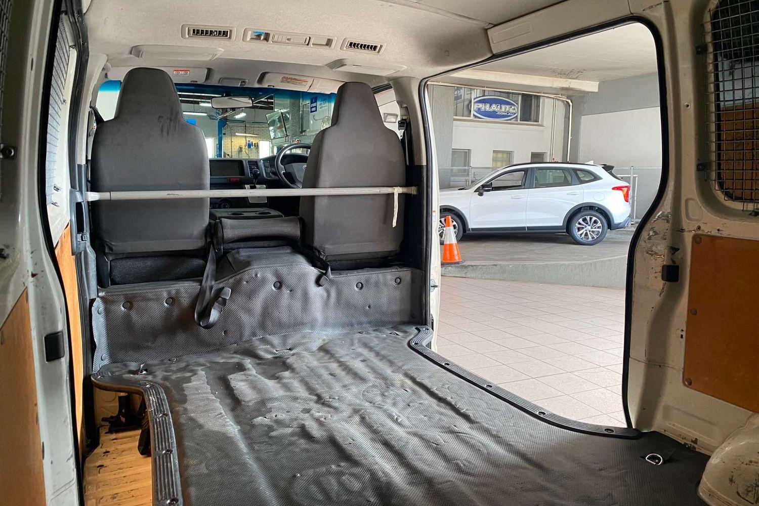 2015 TOYOTA HIACE TRH201R MY14 LWB 4 SP AUTOMATIC 4D VAN