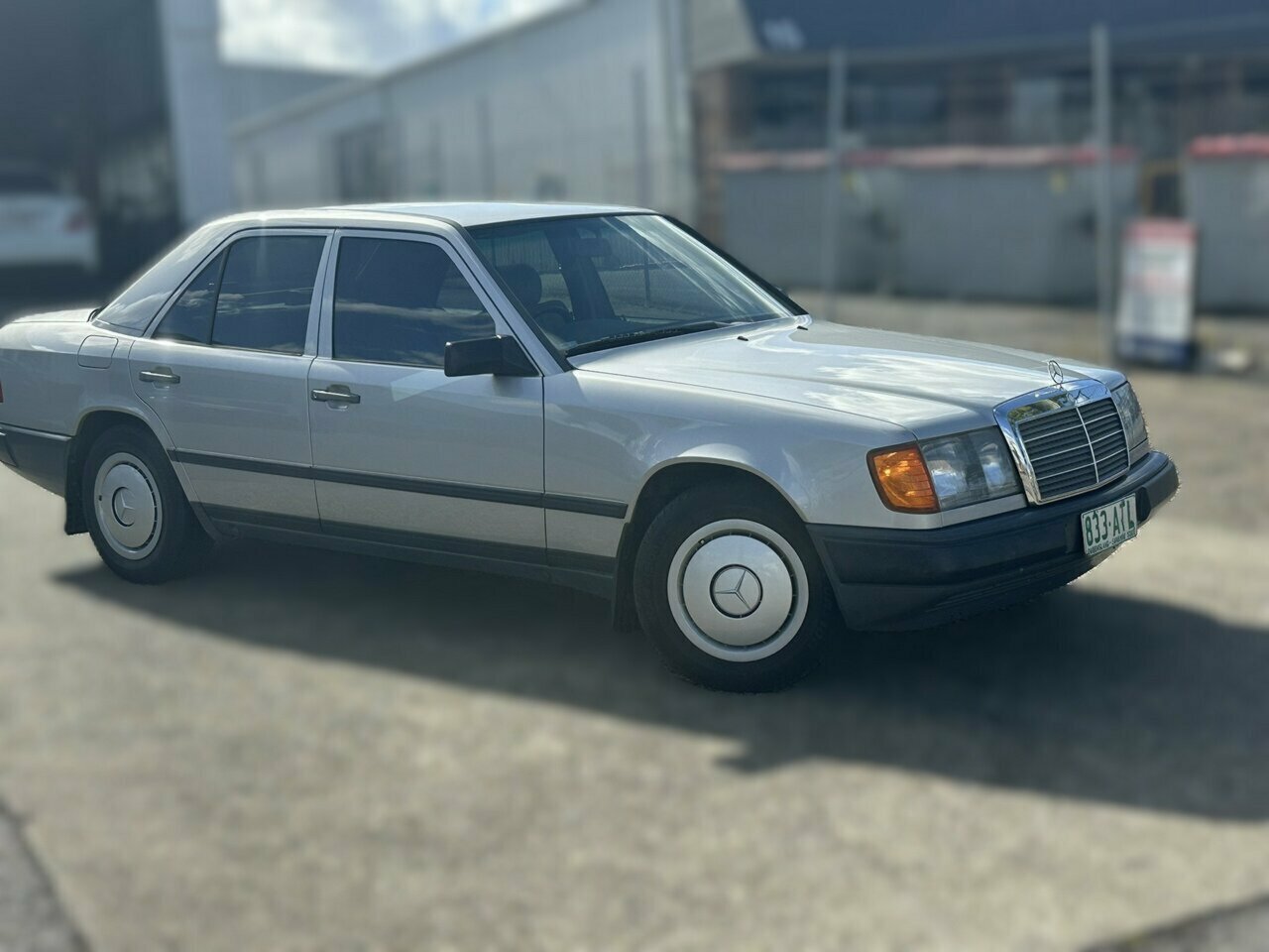 1989 MERCEDES-BENZ 260 W124 E 4 SP AUTOMATIC 4D SEDAN