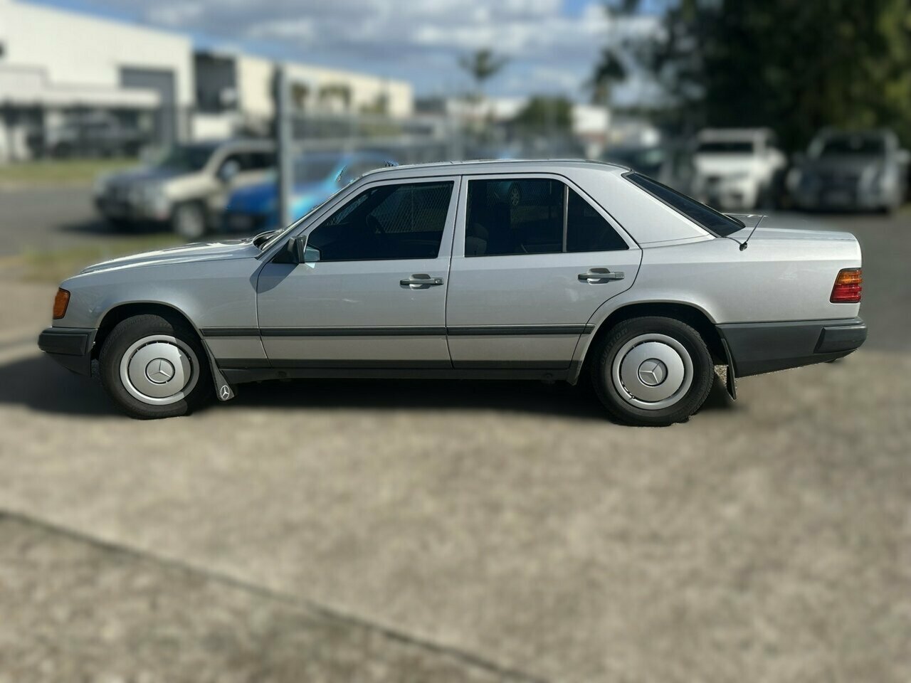 1989 MERCEDES-BENZ 260 W124 E 4 SP AUTOMATIC 4D SEDAN