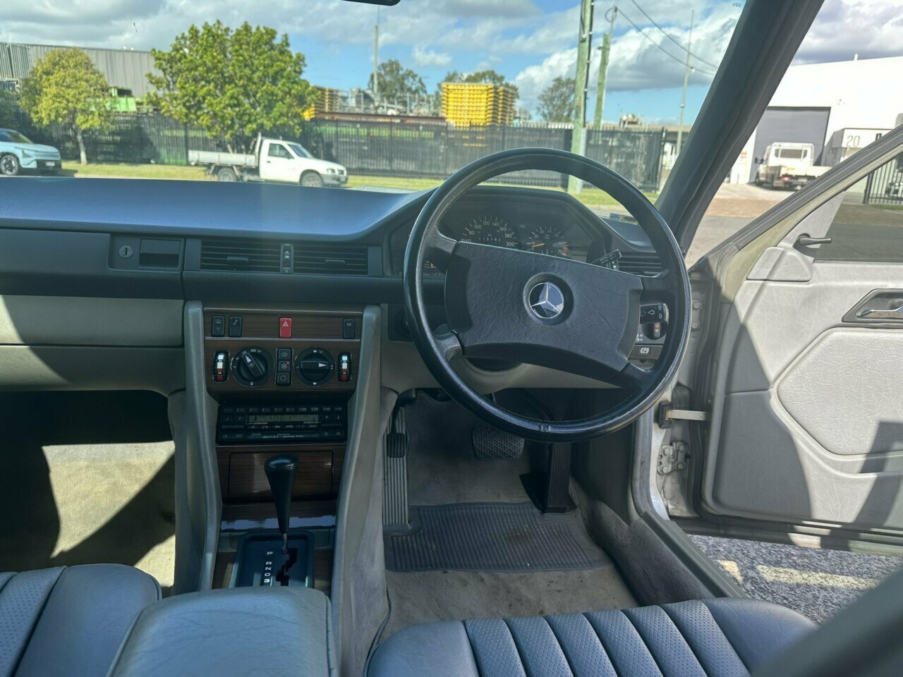 1989 MERCEDES-BENZ 260 W124 E 4 SP AUTOMATIC 4D SEDAN