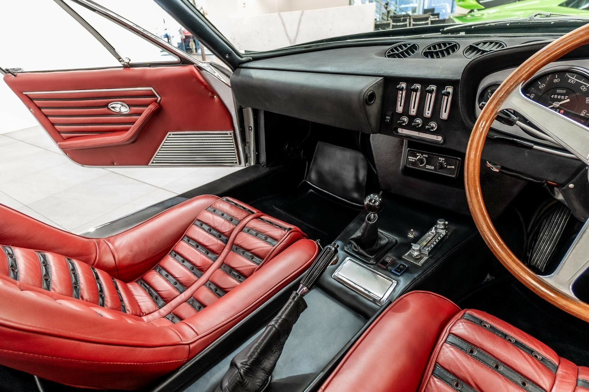 1970 FERRARI 365 GTB4 (DAYTONA) 5 SP MANUAL 2D COUPE