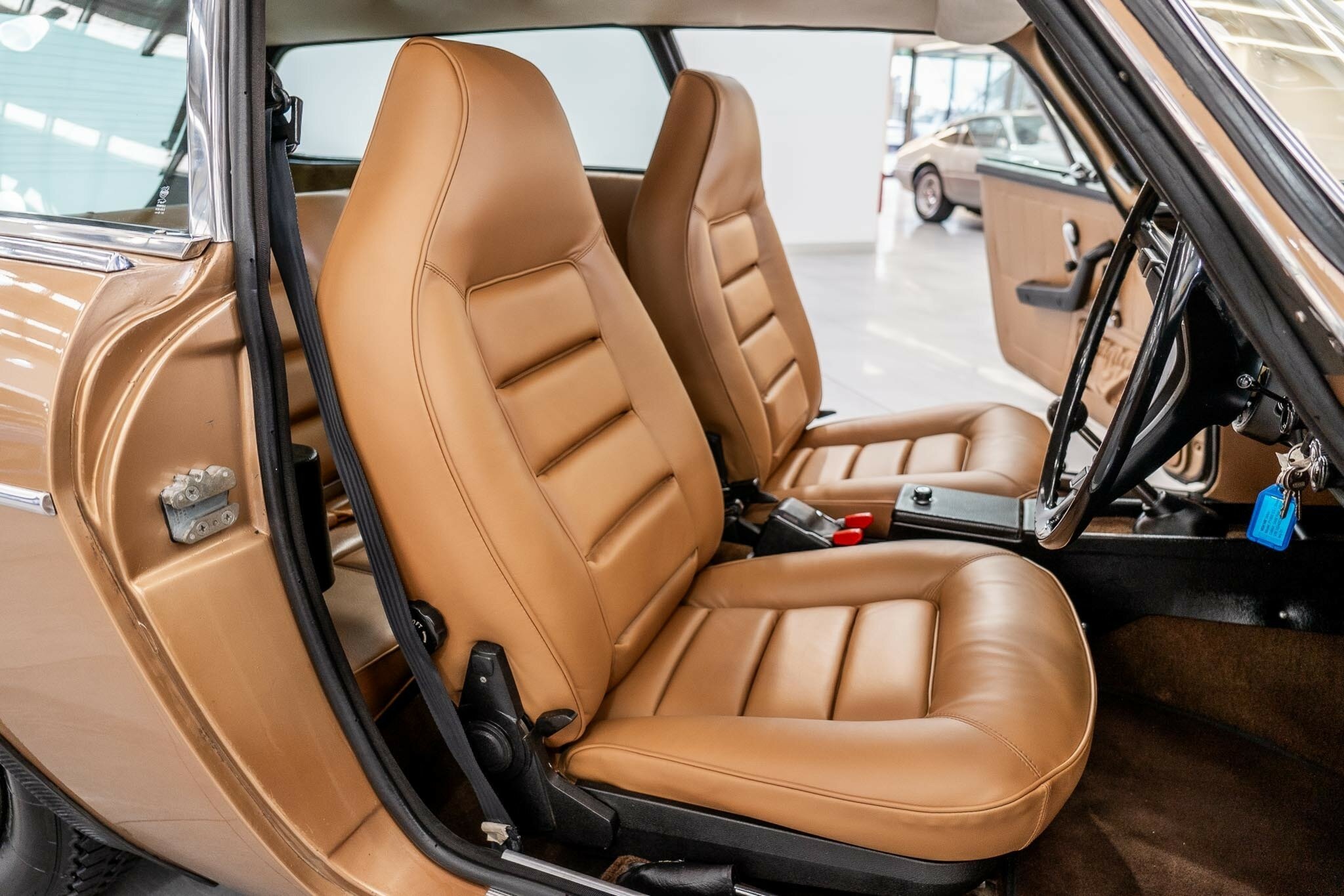 1972 VOLVO P 1800 ES 4 SP MANUAL 2D COUPE