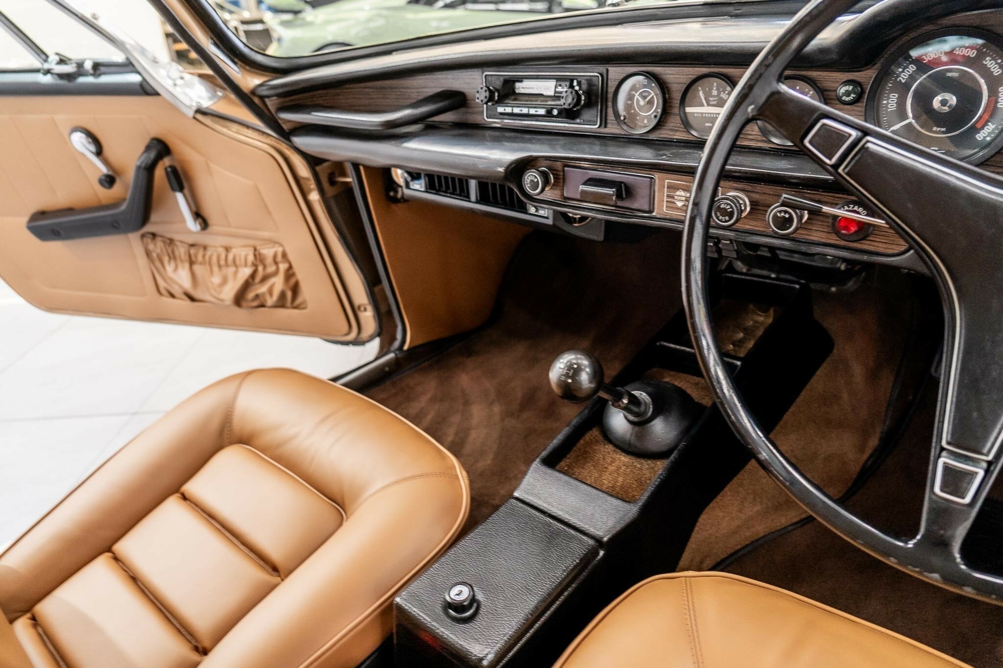 1972 VOLVO P 1800 ES 4 SP MANUAL 2D COUPE