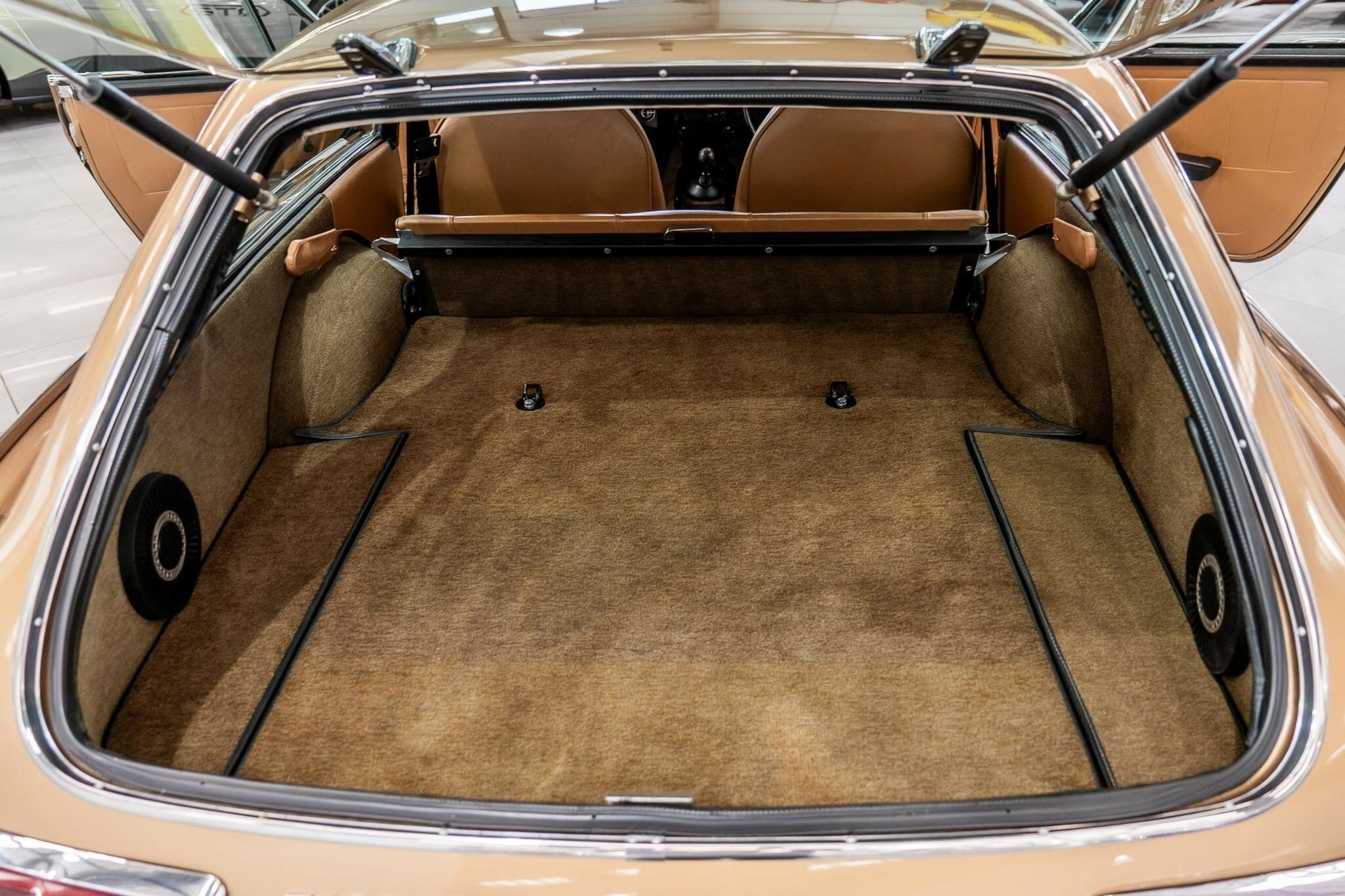 1972 VOLVO P 1800 ES 4 SP MANUAL 2D COUPE
