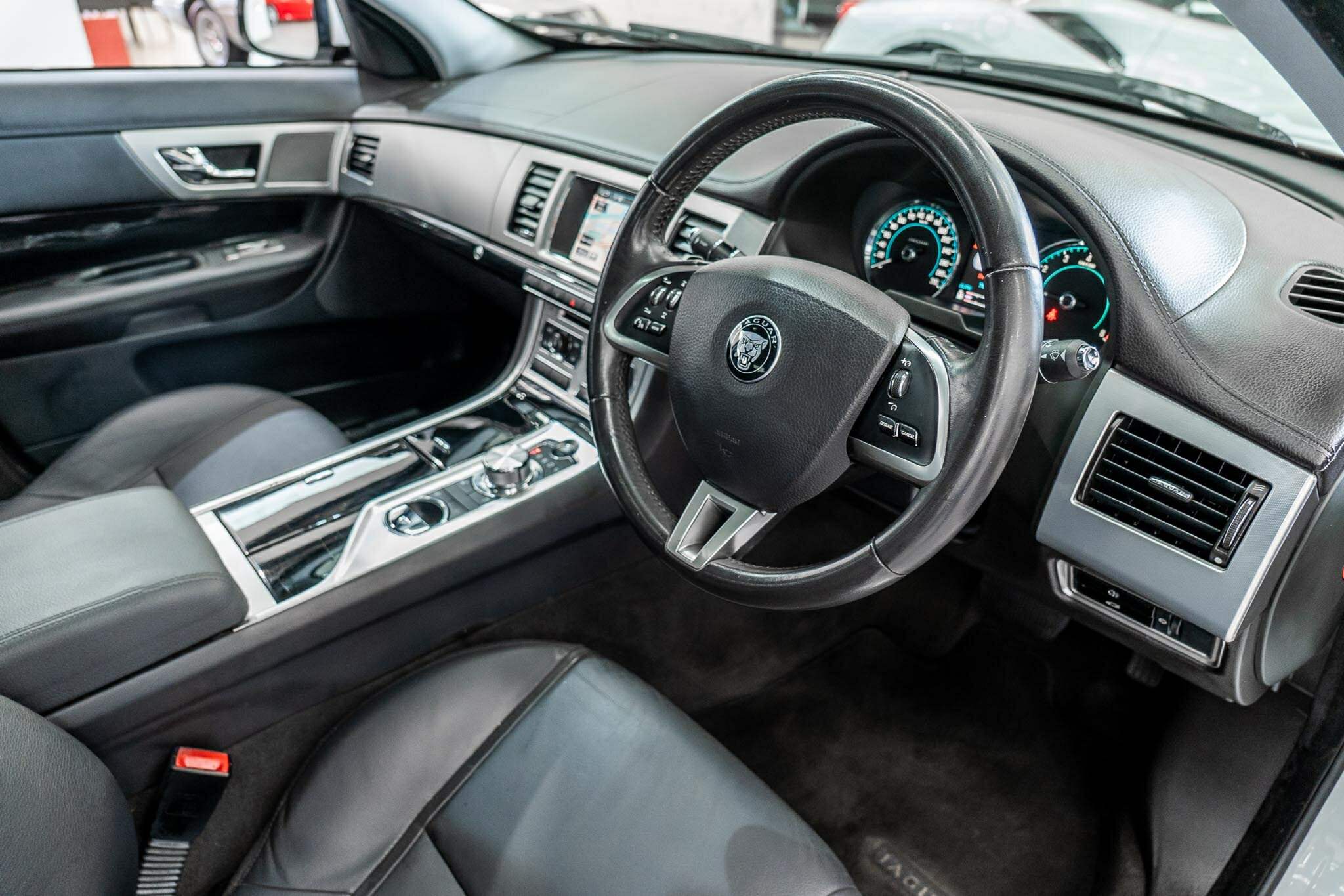 2014 JAGUAR XF MY15 2.0 LUXURY 8 SP AUTOMATIC 4D SEDAN