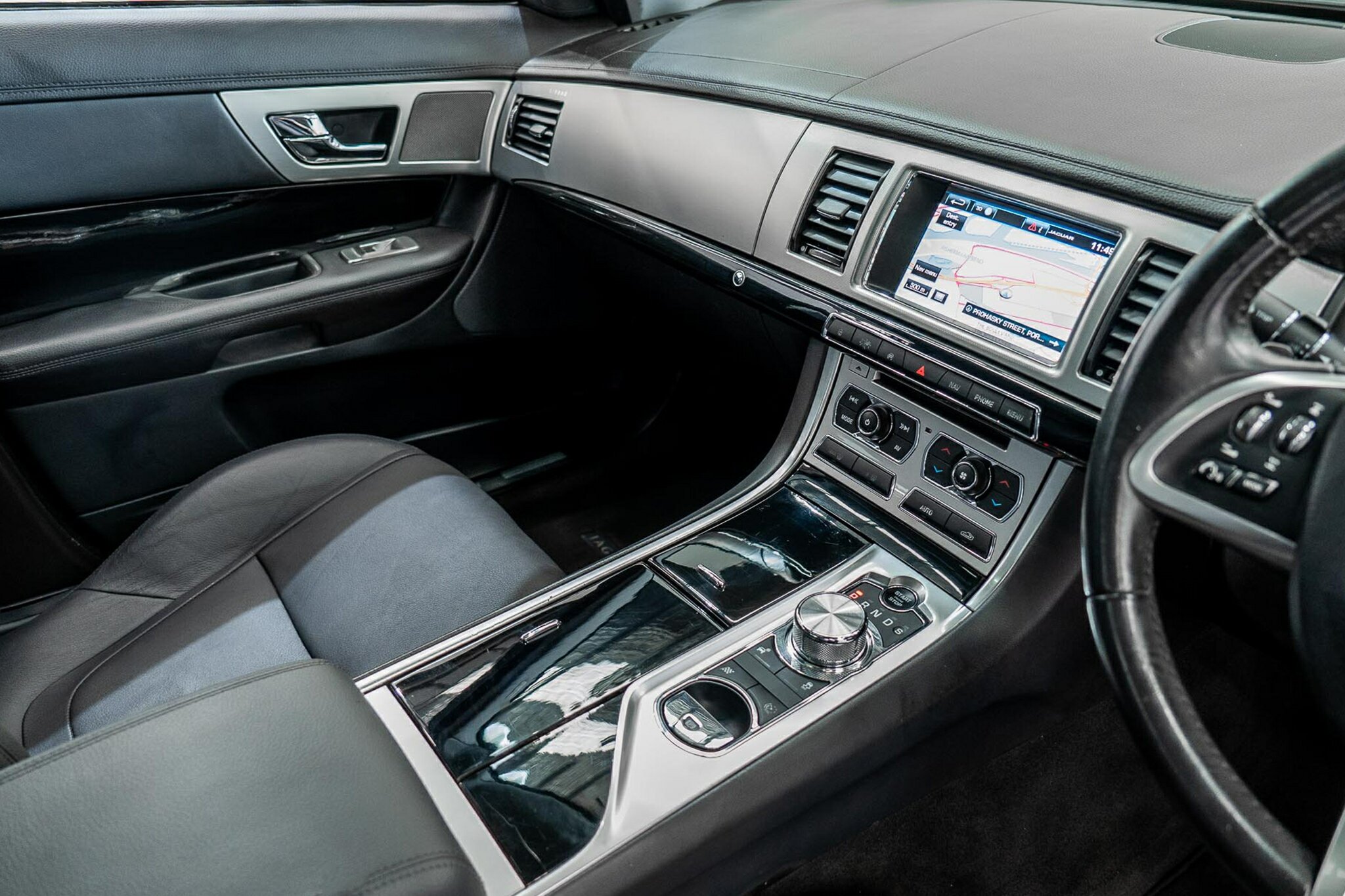 2014 JAGUAR XF MY15 2.0 LUXURY 8 SP AUTOMATIC 4D SEDAN