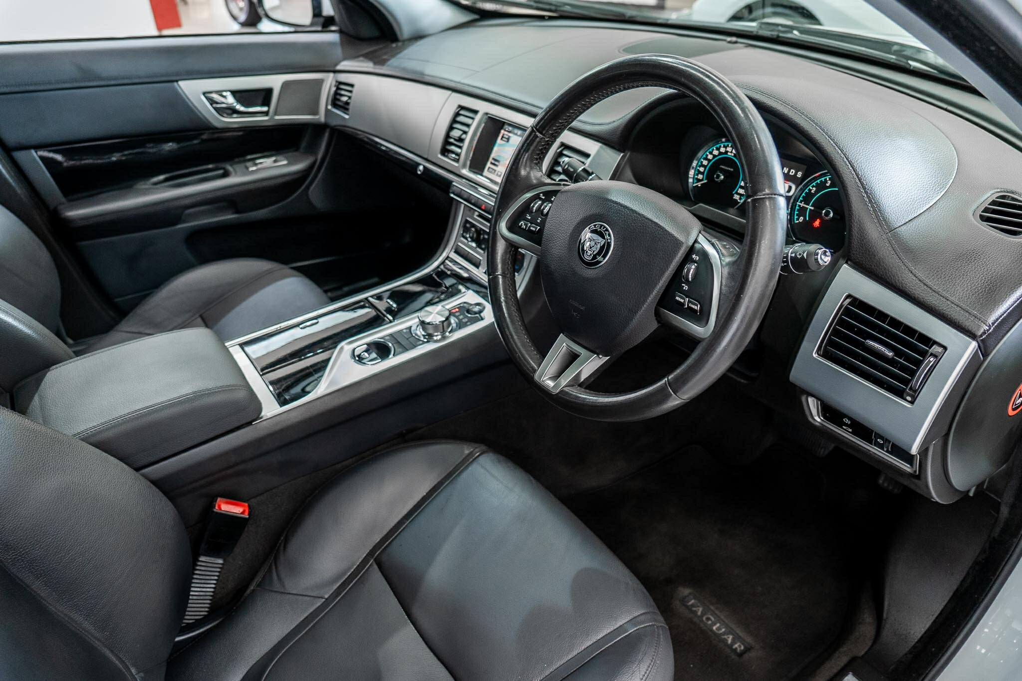 2014 JAGUAR XF MY15 2.0 LUXURY 8 SP AUTOMATIC 4D SEDAN