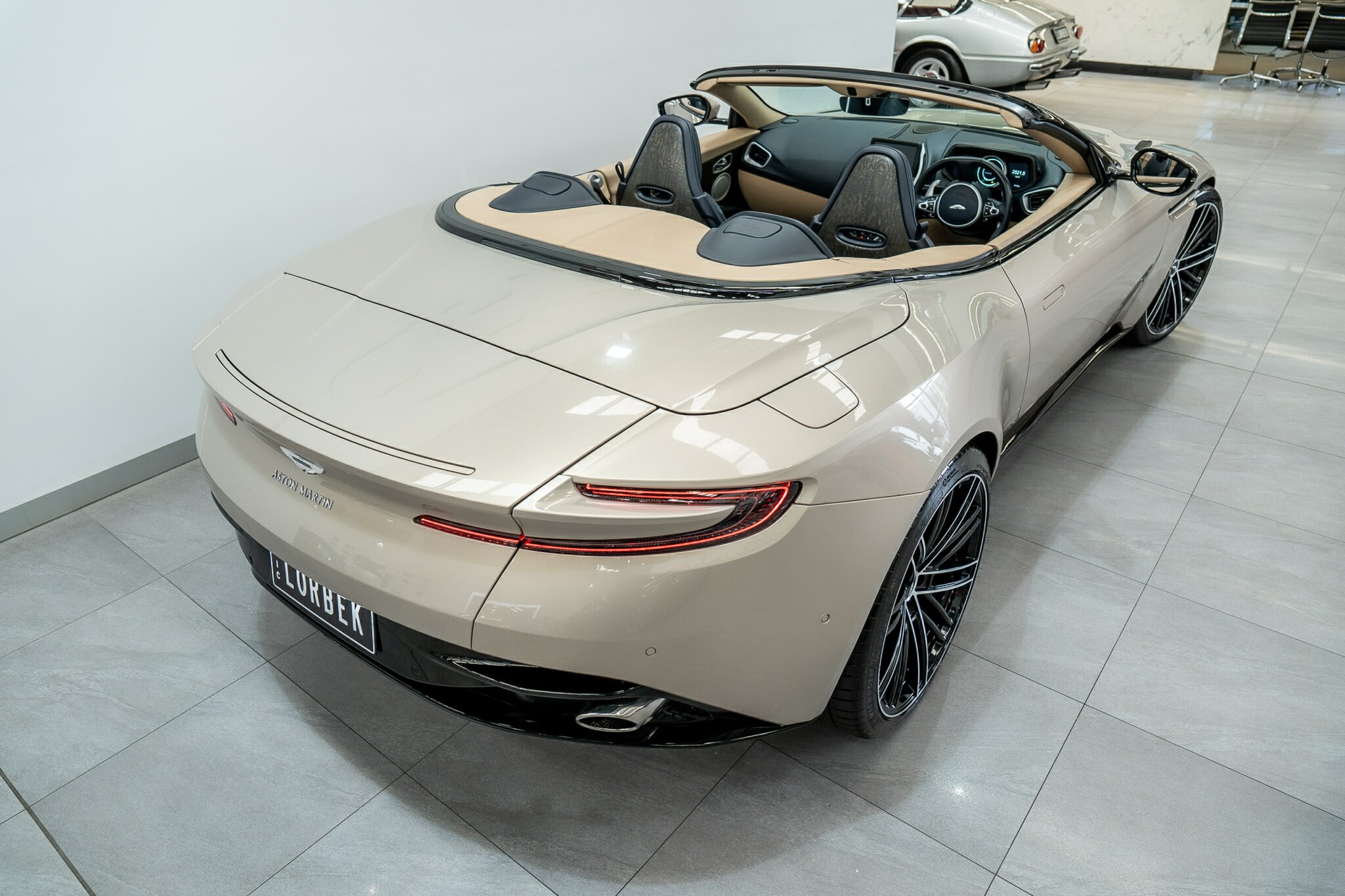 2021 ASTON MARTIN DB11 MY21 VOLANTE 8 SP AUTO STEPTRONIC SPRT 2D CONVERTIBLE