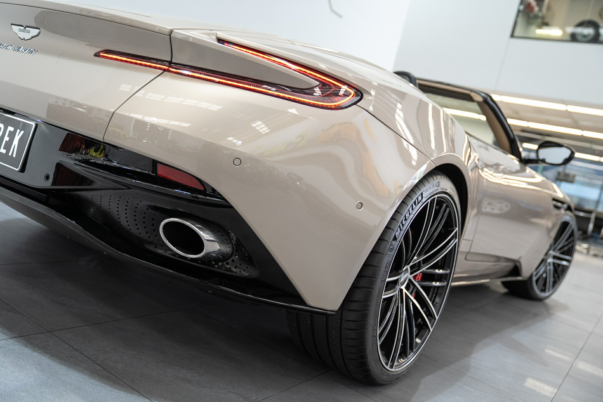 2021 ASTON MARTIN DB11 MY21 VOLANTE 8 SP AUTO STEPTRONIC SPRT 2D CONVERTIBLE