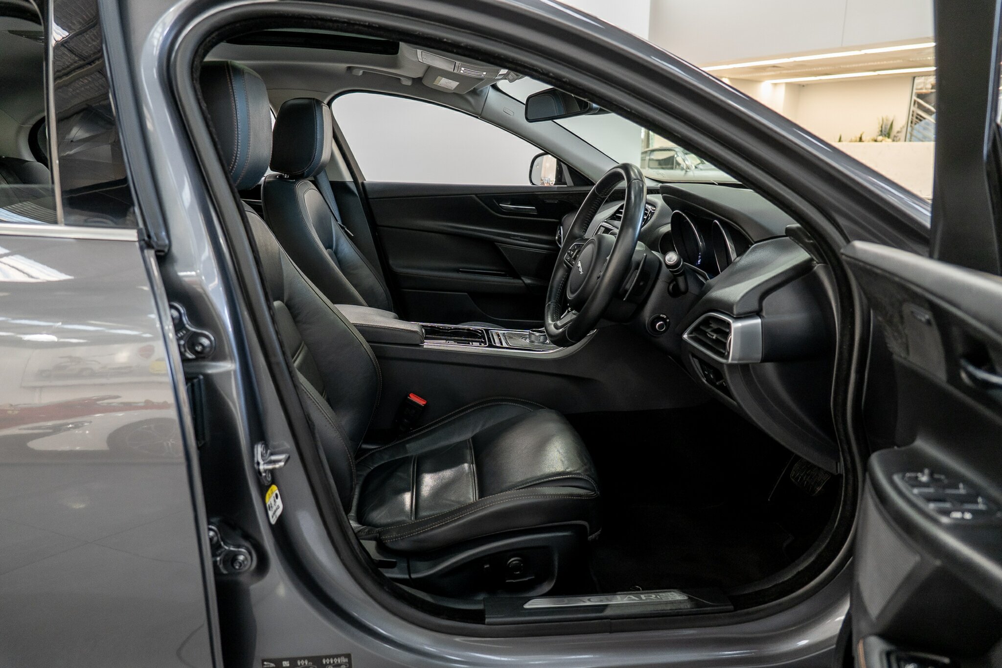 2015 JAGUAR XE 25t PRESTIGE 8 SP AUTOMATIC 4D SEDAN