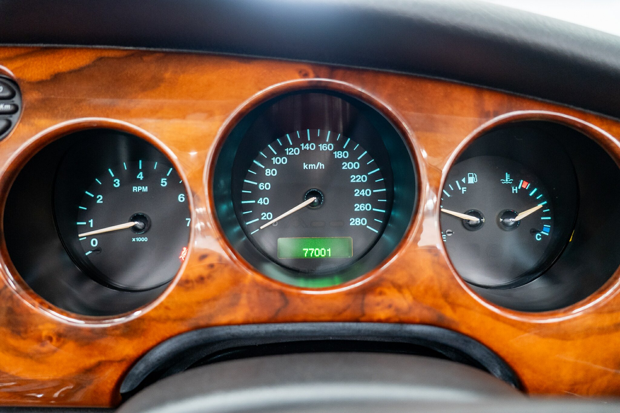 2002 JAGUAR XK8 MY03 6 SP AUTOMATIC 2D CONVERTIBLE