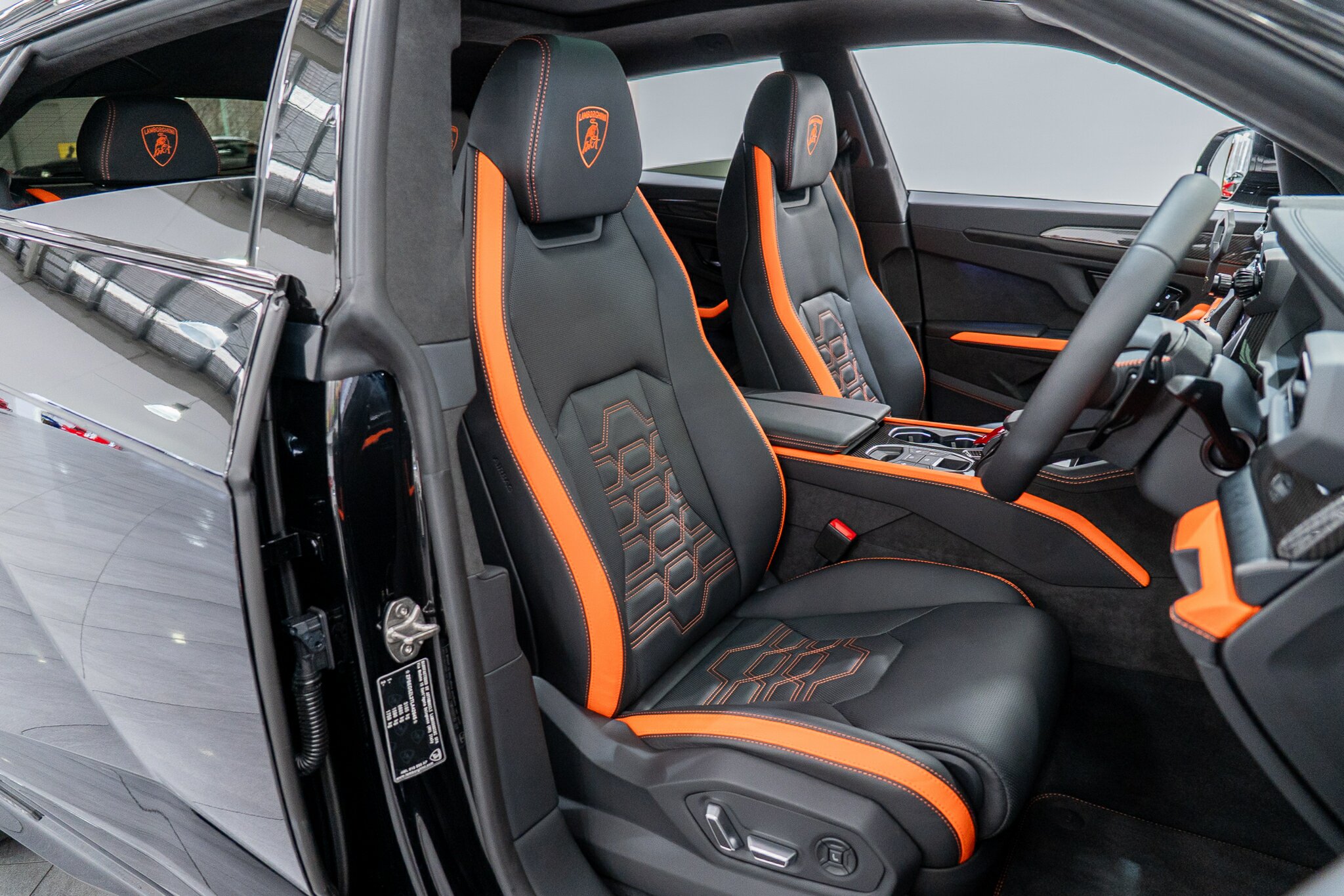 2025 LAMBORGHINI URUS 636 MY19 5 SEAT 8 SP AUTOMATIC 4D WAGON