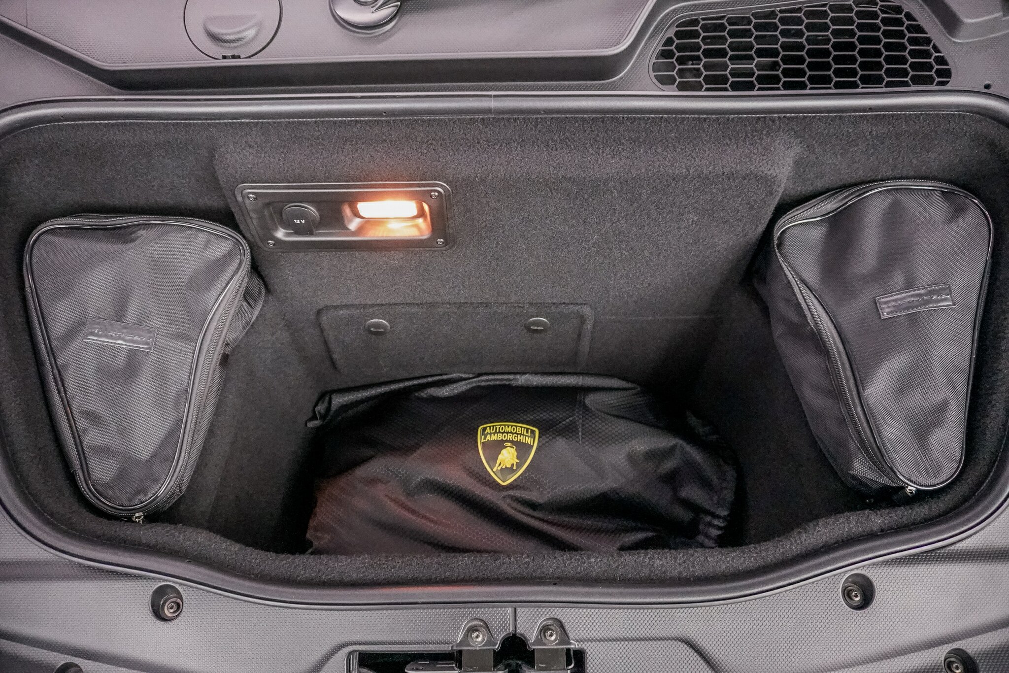 2016 LAMBORGHINI HURACAN 724 LP 610-4 (AWD) 7 SP AUTOMATIC SEDAN