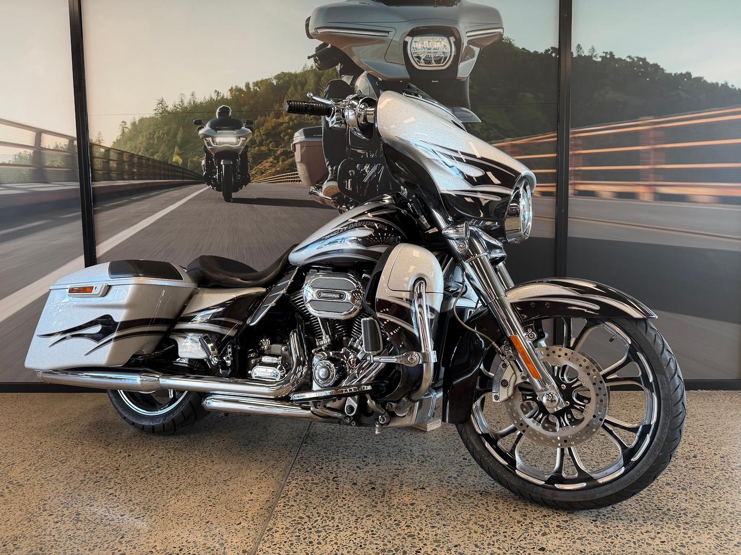 2015 HARLEY-DAVIDSON CVO STREET GLIDE CRUISER
