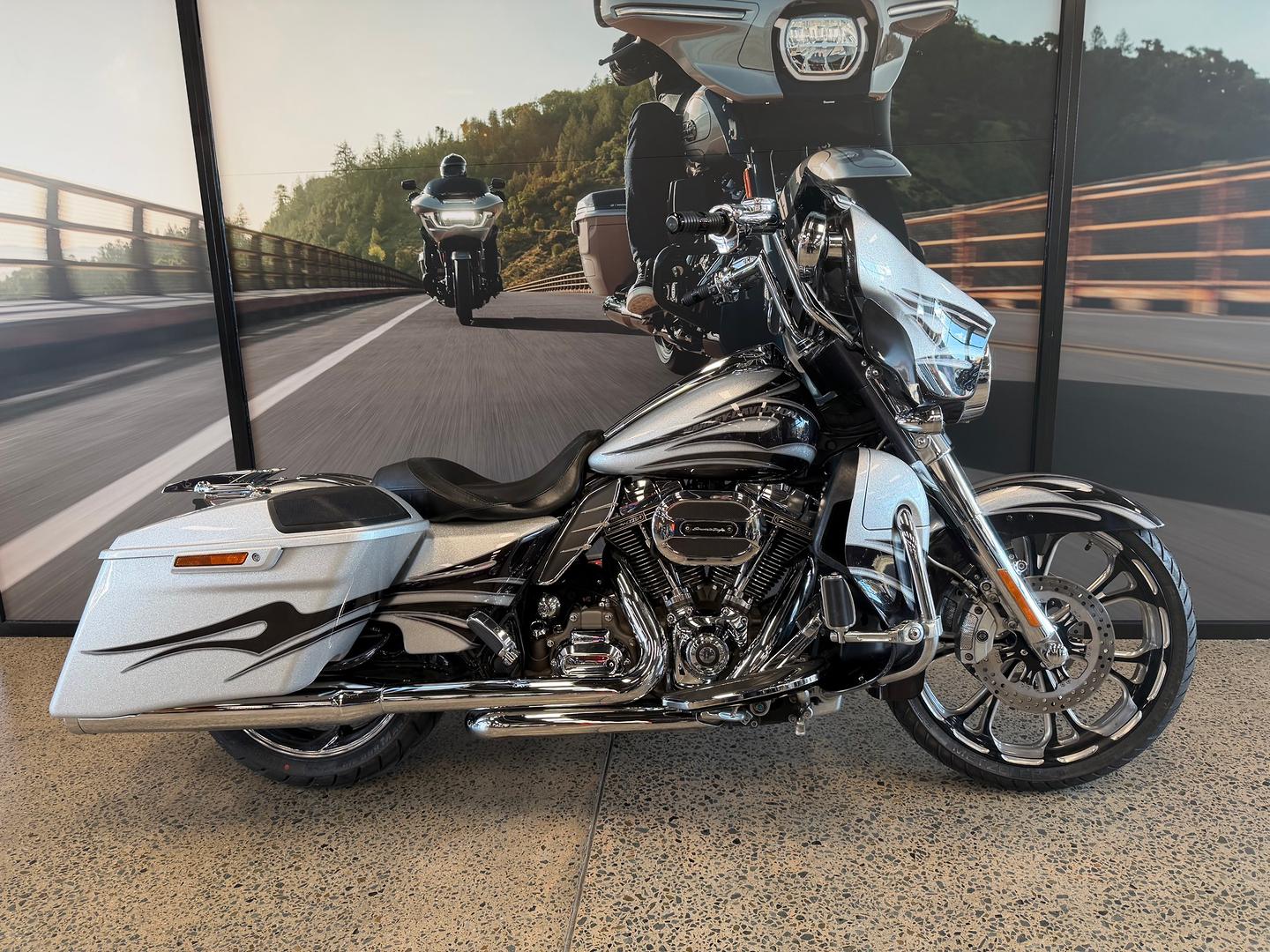 2015 HARLEY-DAVIDSON CVO STREET GLIDE CRUISER