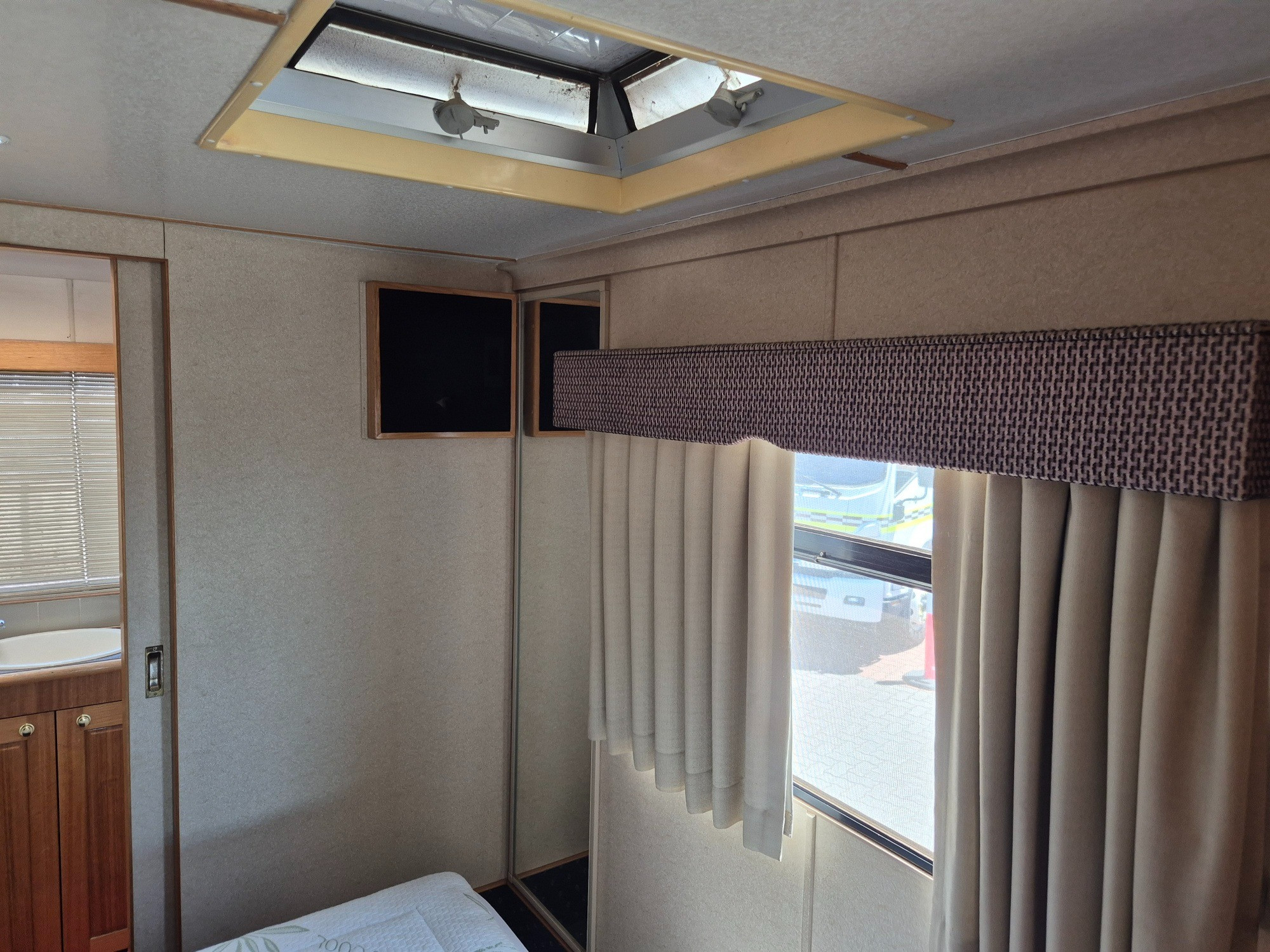 2003 ISUZU SWAGMAN MOTORHOME