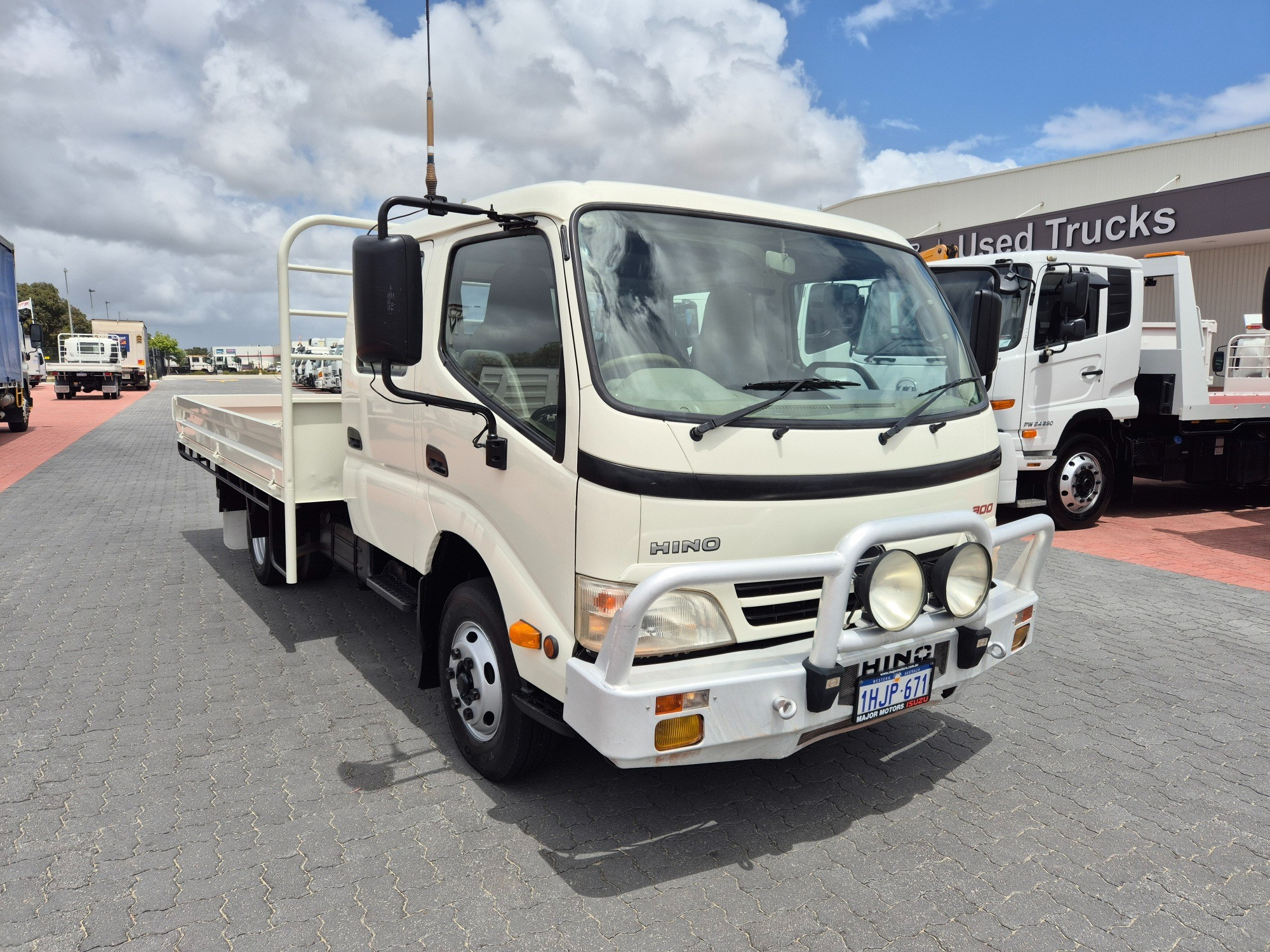 2010 HINO 300 XZU419R 716 3 TON 6 SP MANUAL CREW TRAY