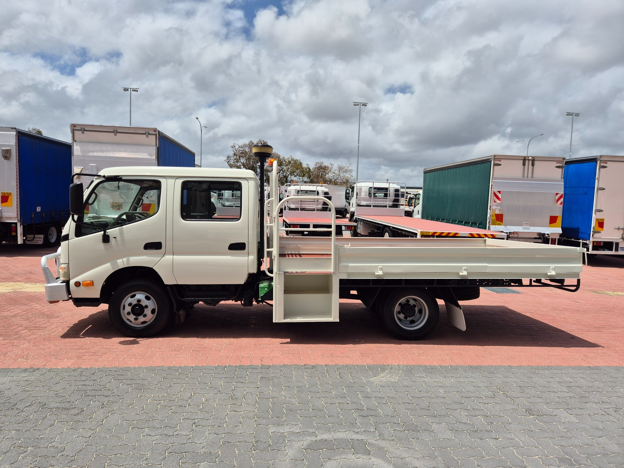 2010 HINO 300 XZU419R 716 3 TON 6 SP MANUAL CREW TRAY