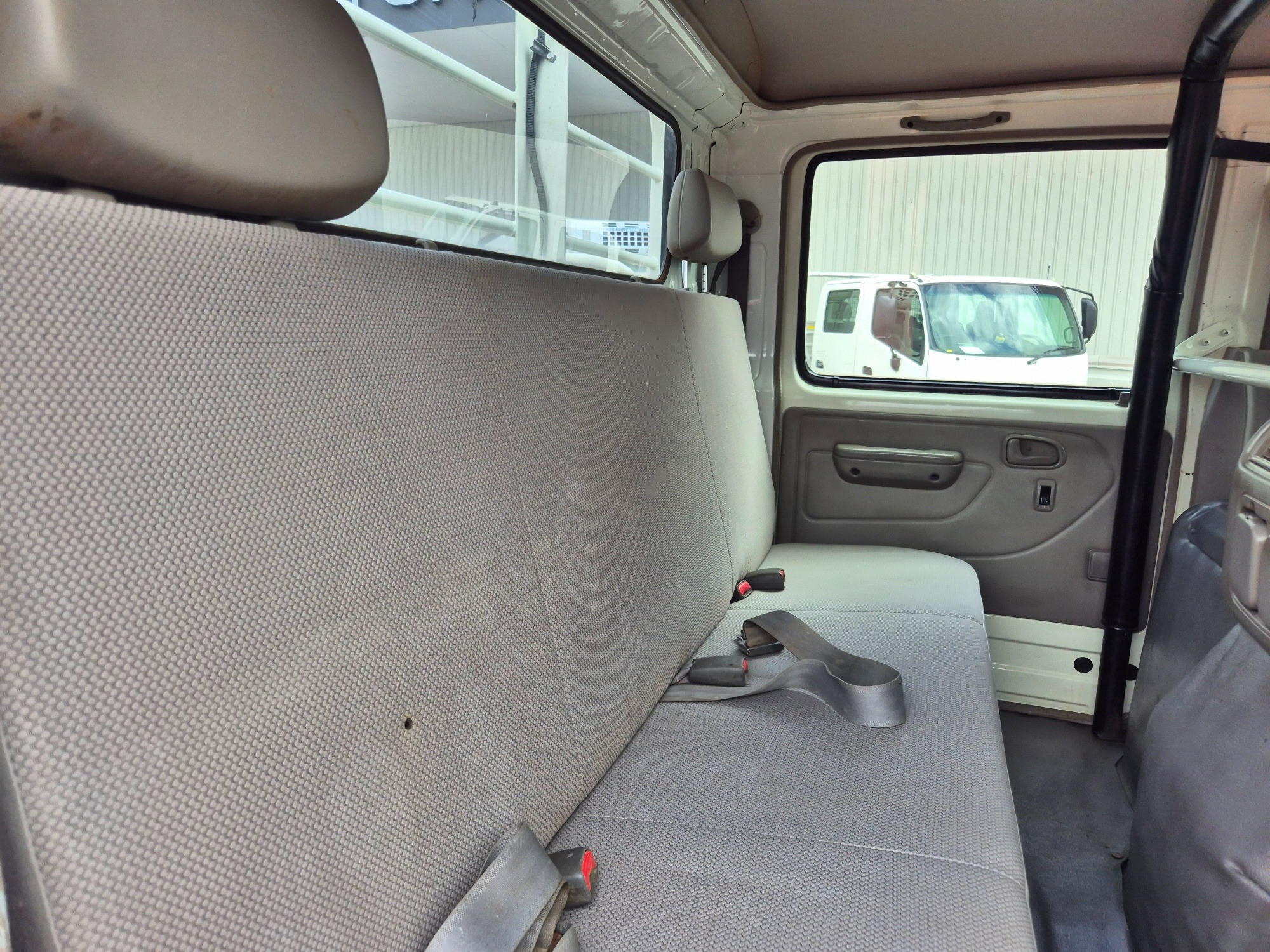 2010 HINO 300 XZU419R 716 3 TON 6 SP MANUAL CREW TRAY
