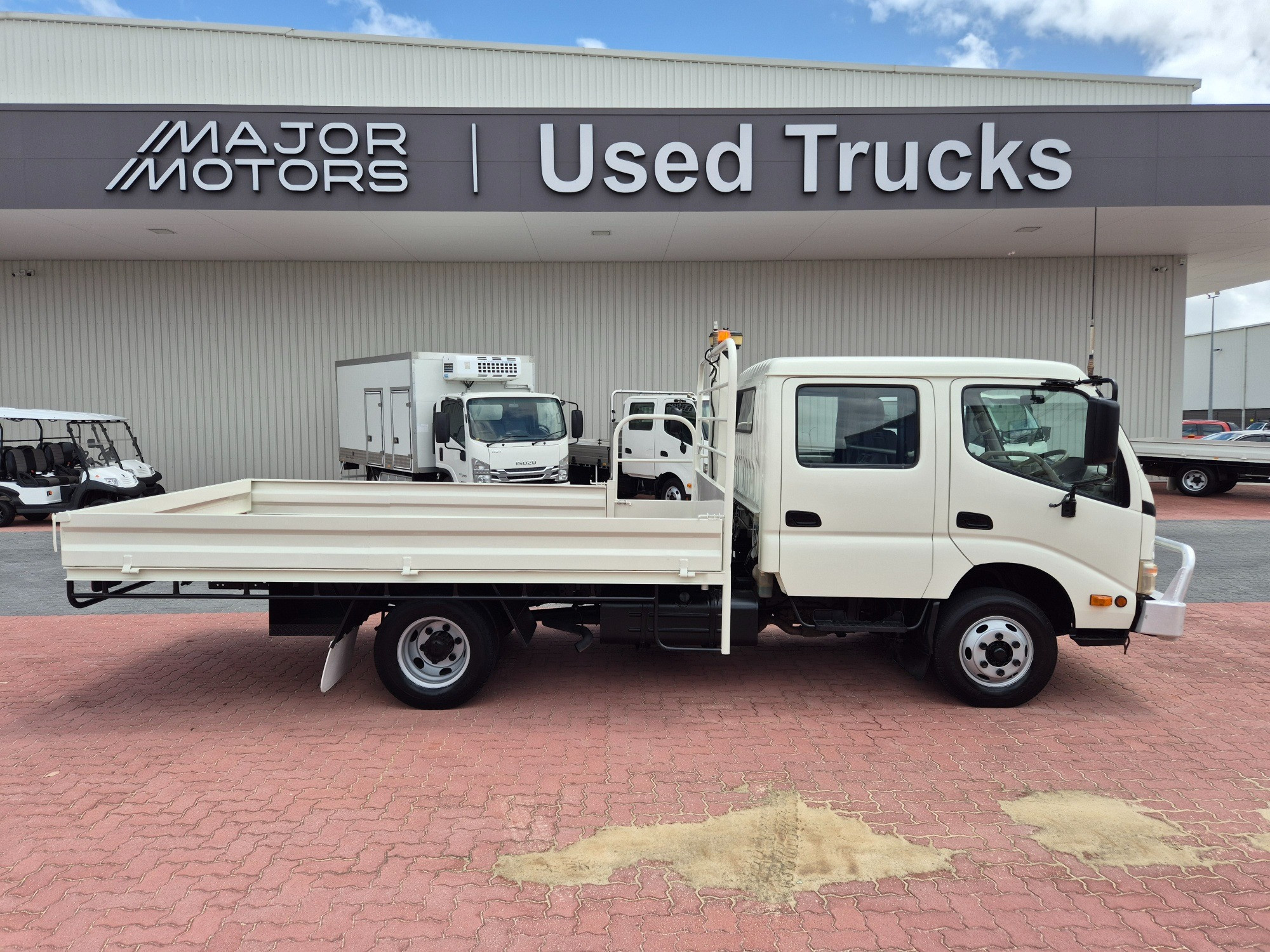 2010 HINO 300 XZU419R 716 3 TON 6 SP MANUAL CREW TRAY