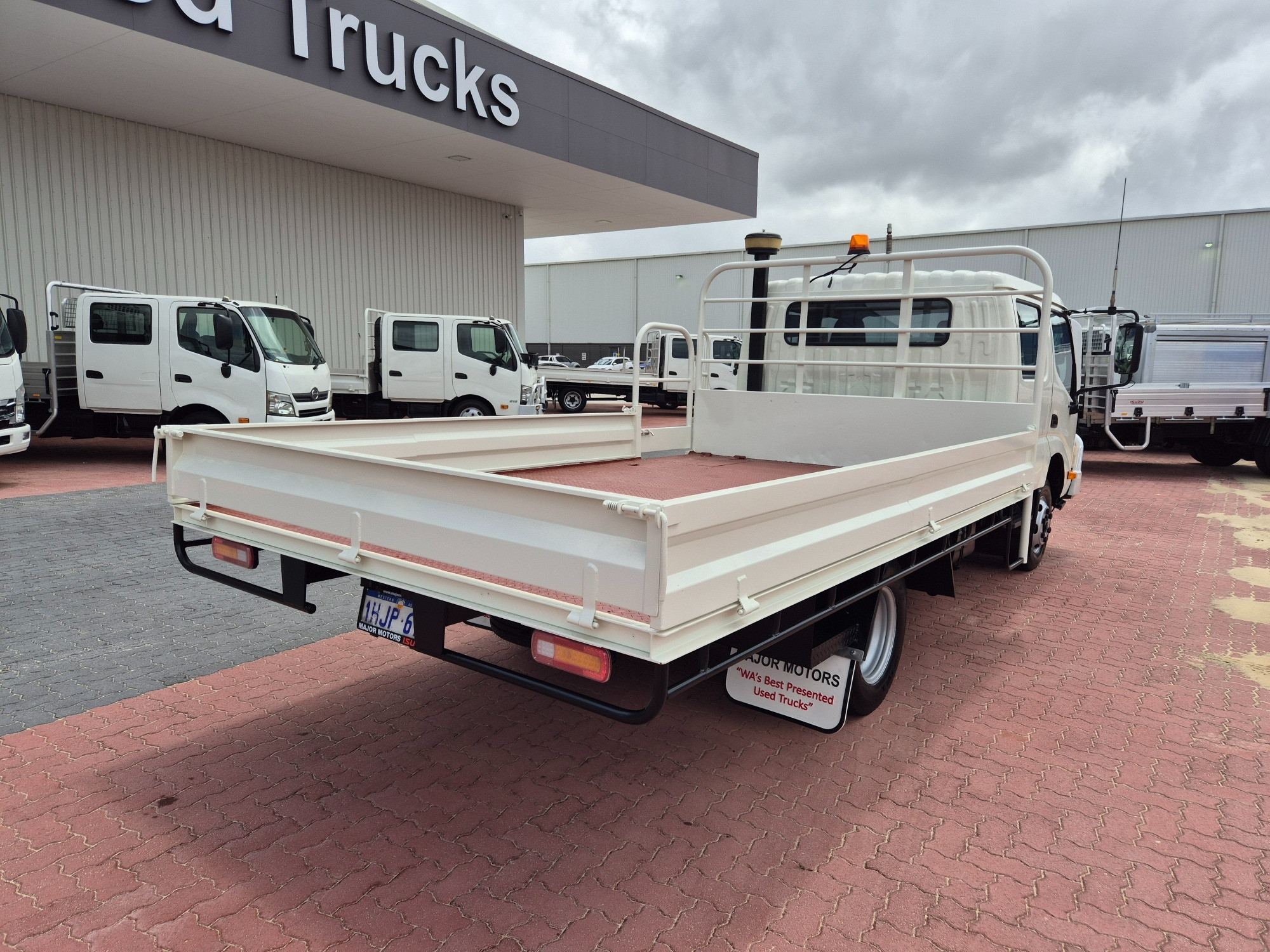 2010 HINO 300 XZU419R 716 3 TON 6 SP MANUAL CREW TRAY