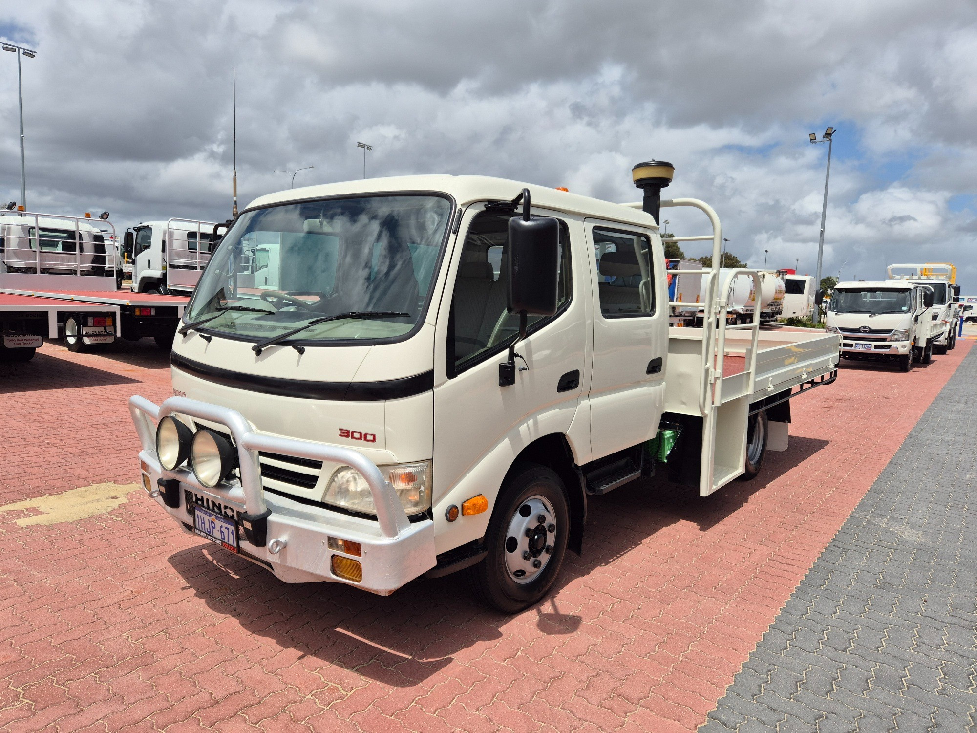 2010 HINO 300 XZU419R 716 3 TON 6 SP MANUAL CREW TRAY
