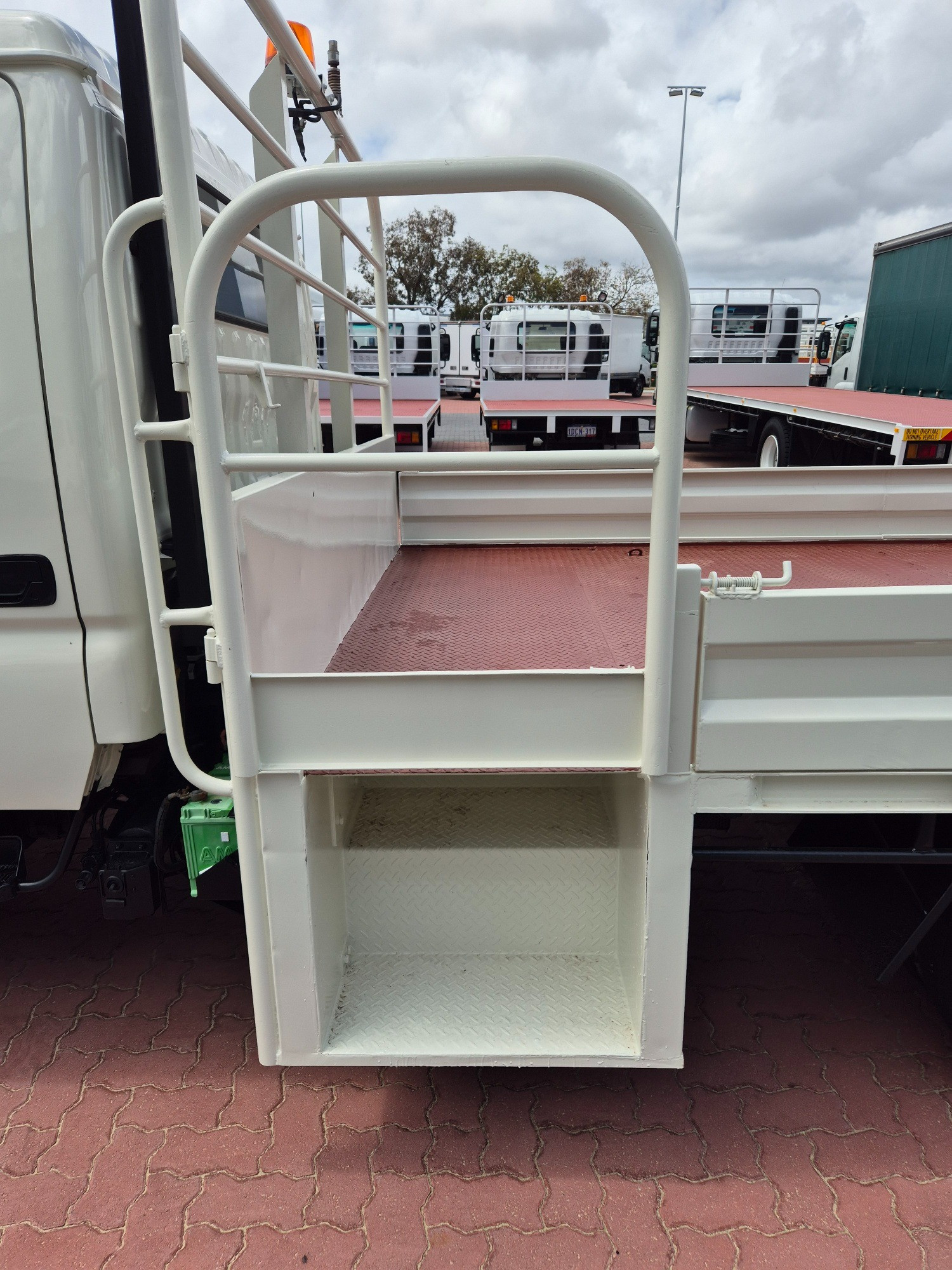 2010 HINO 300 XZU419R 716 3 TON 6 SP MANUAL CREW TRAY