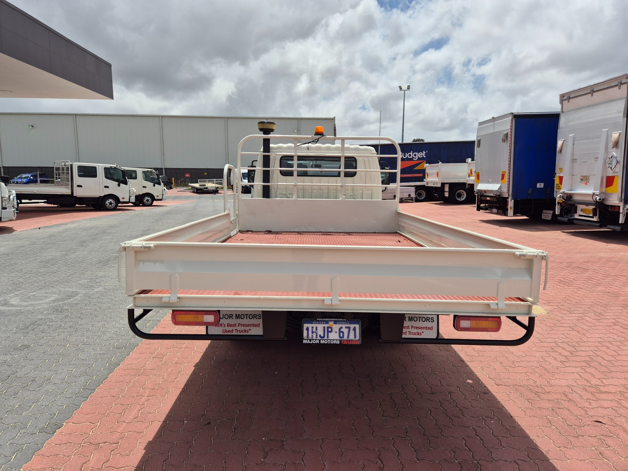 2010 HINO 300 XZU419R 716 3 TON 6 SP MANUAL CREW TRAY