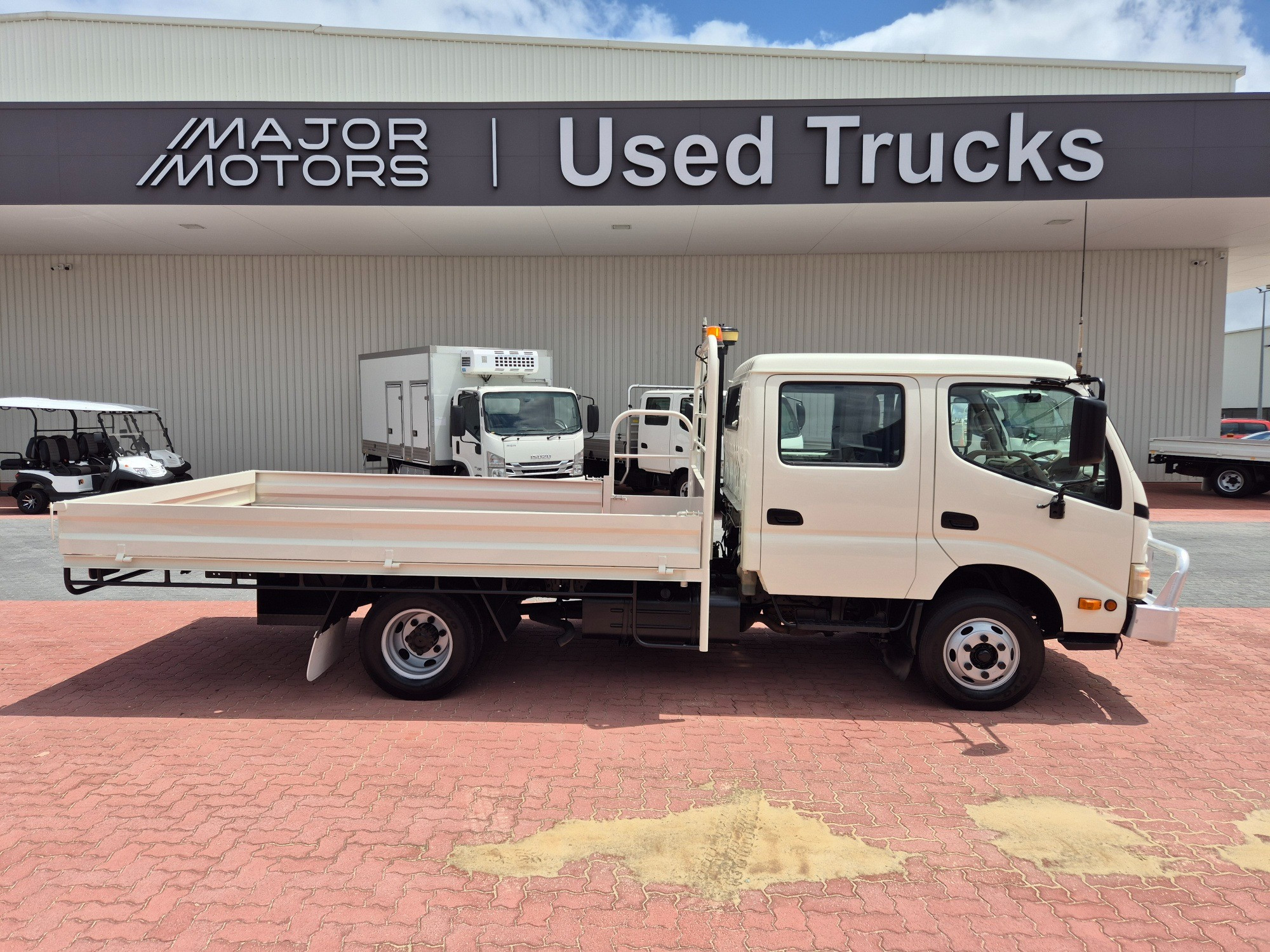 2010 HINO 300 XZU419R 716 3 TON 6 SP MANUAL CREW TRAY