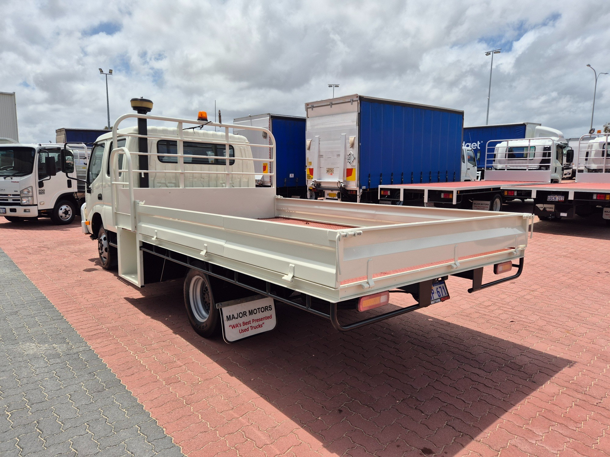 2010 HINO 300 XZU419R 716 3 TON 6 SP MANUAL CREW TRAY