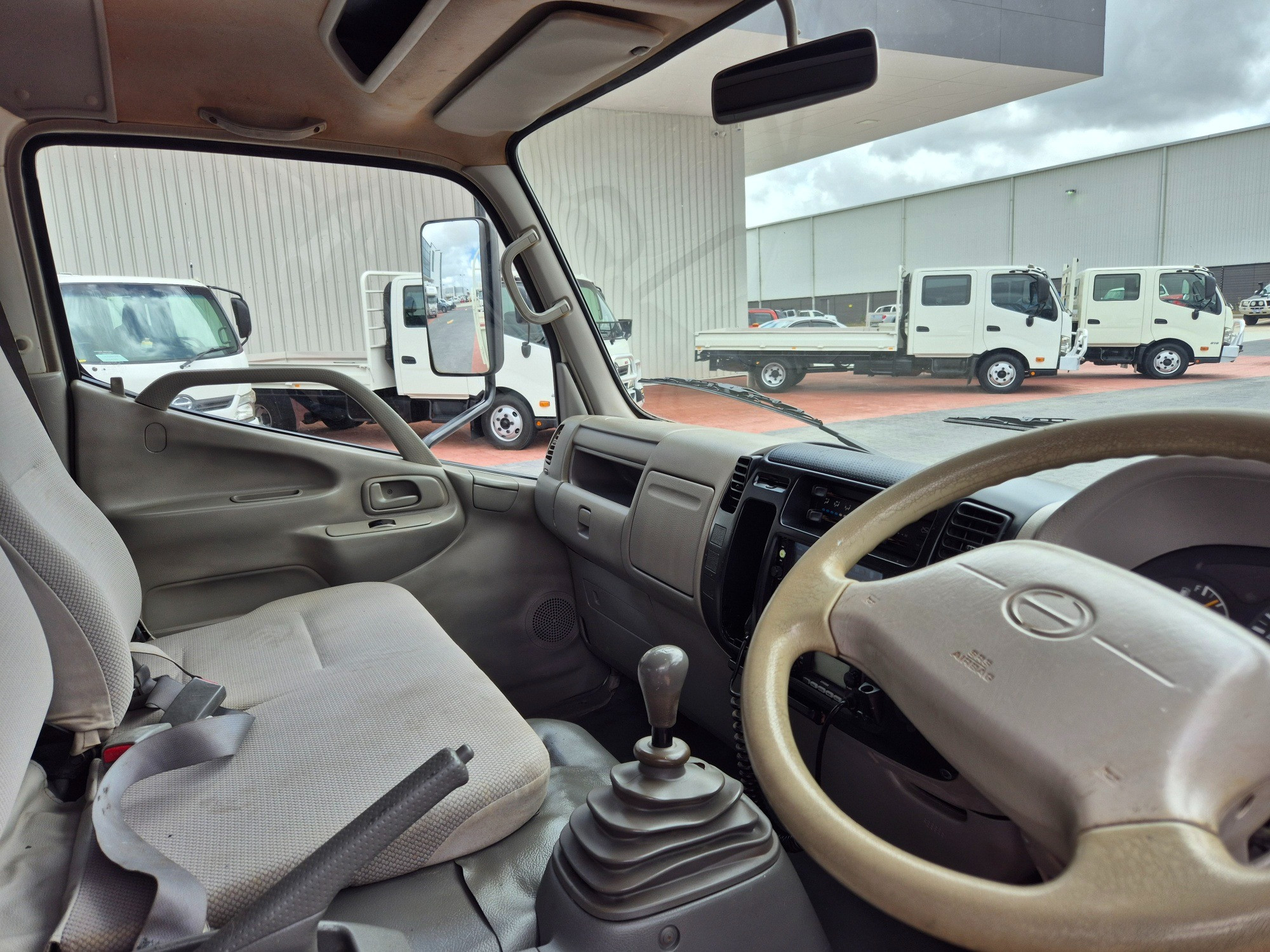 2010 HINO 300 XZU419R 716 3 TON 6 SP MANUAL CREW TRAY