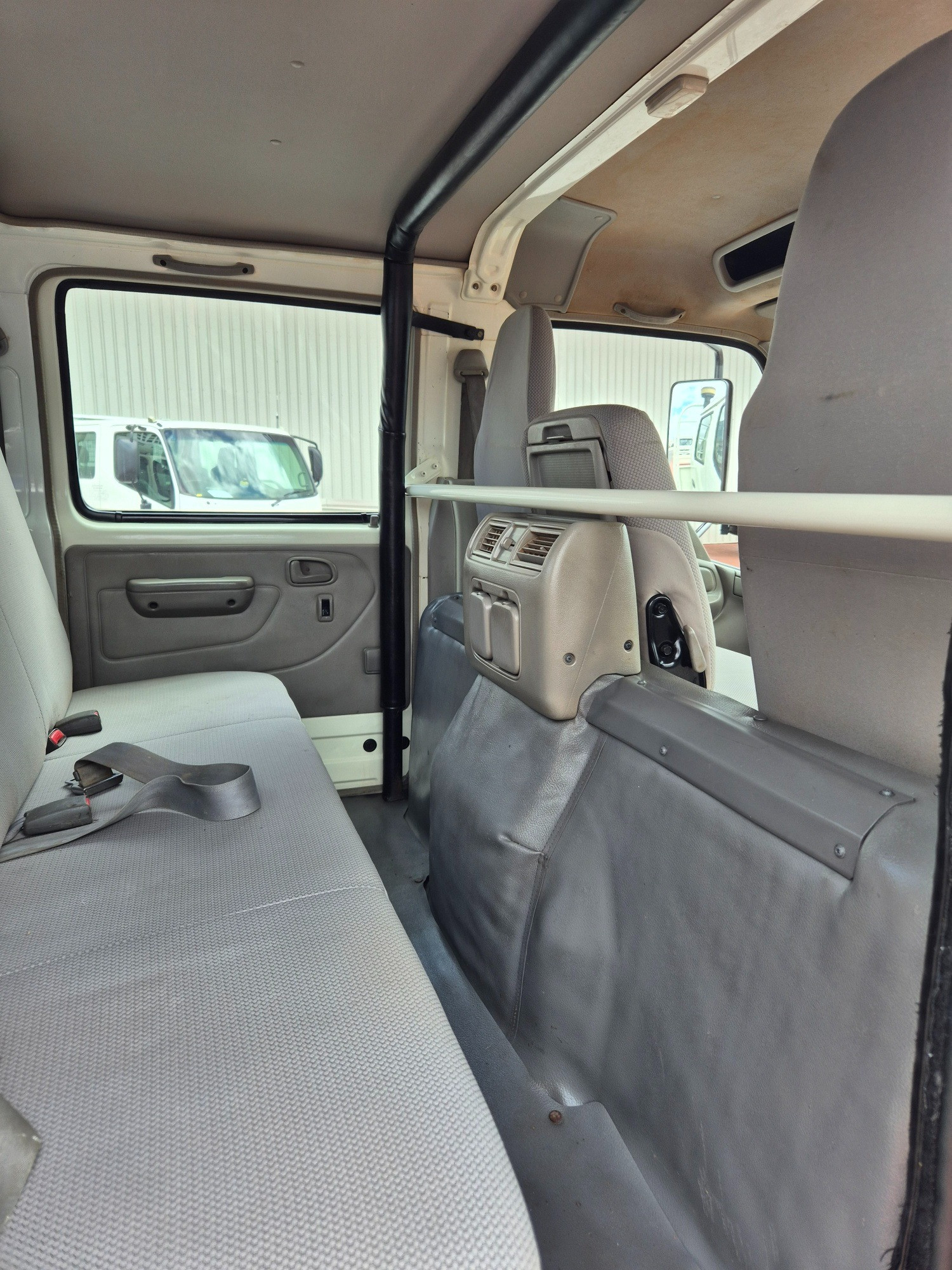 2010 HINO 300 XZU419R 716 3 TON 6 SP MANUAL CREW TRAY