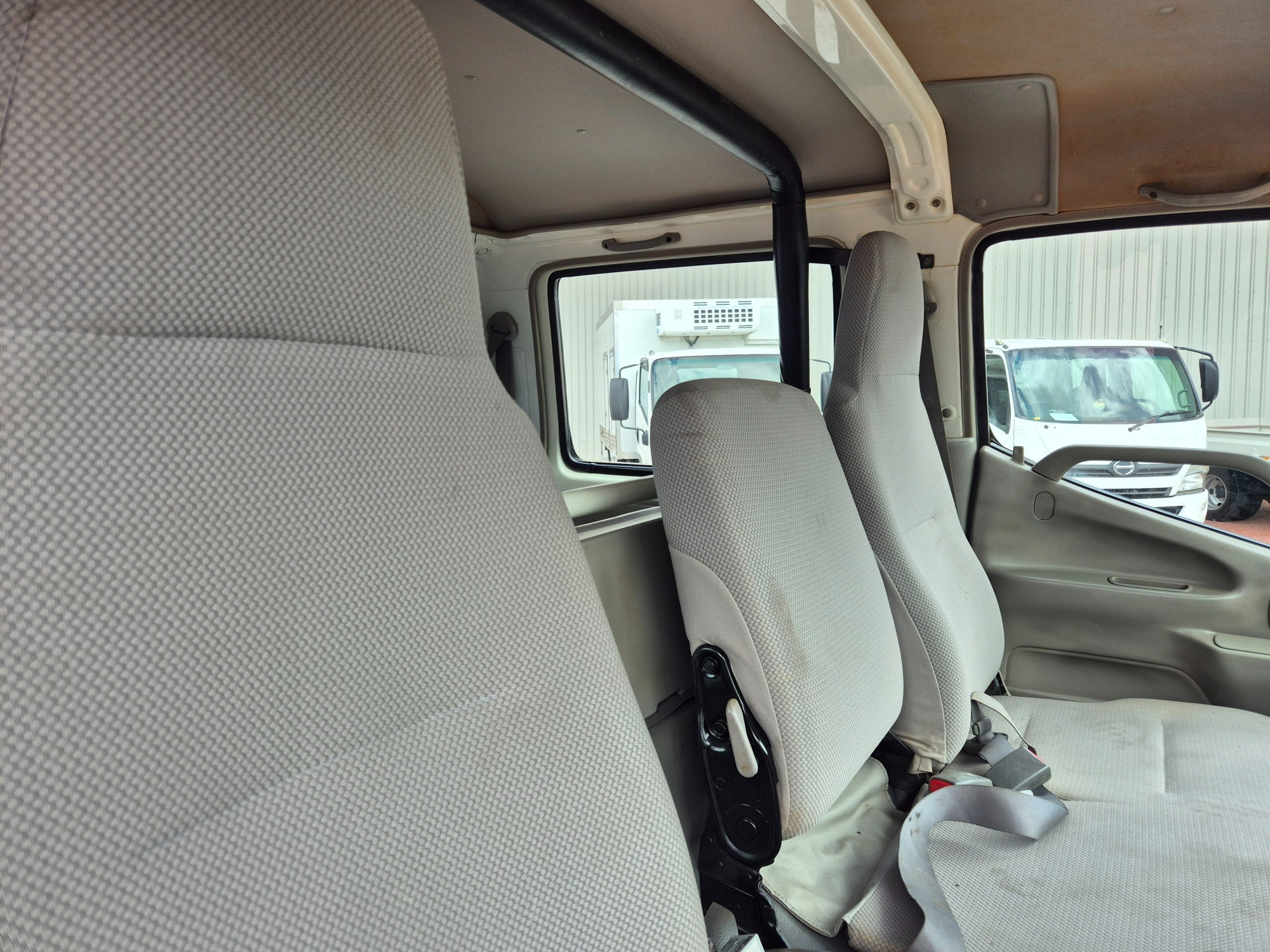 2010 HINO 300 XZU419R 716 3 TON 6 SP MANUAL CREW TRAY