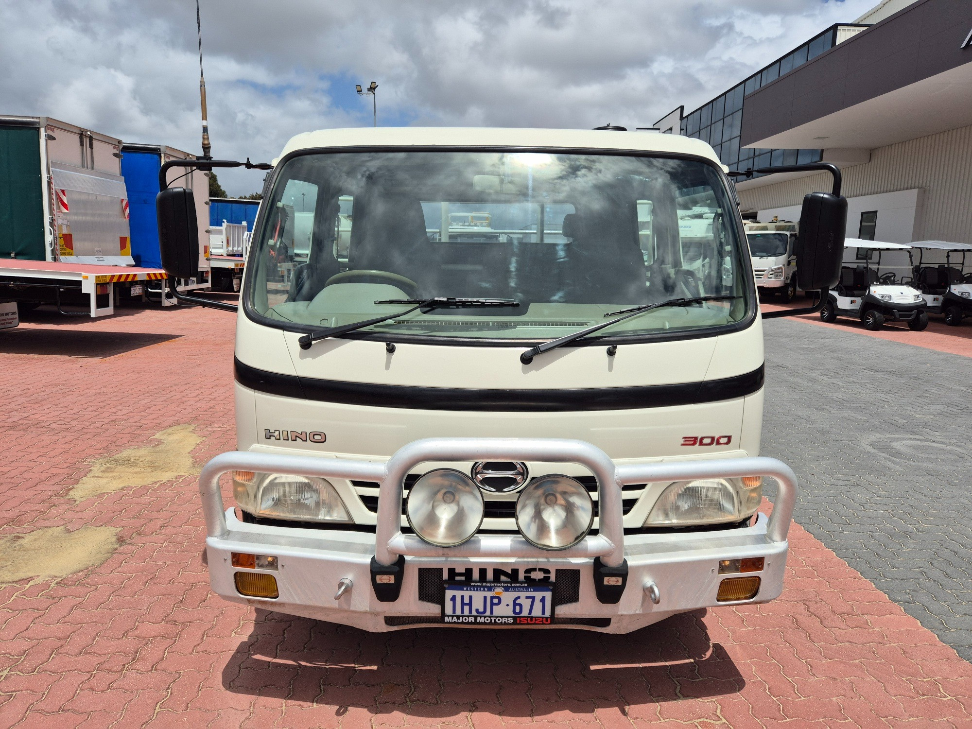 2010 HINO 300 XZU419R 716 3 TON 6 SP MANUAL CREW TRAY