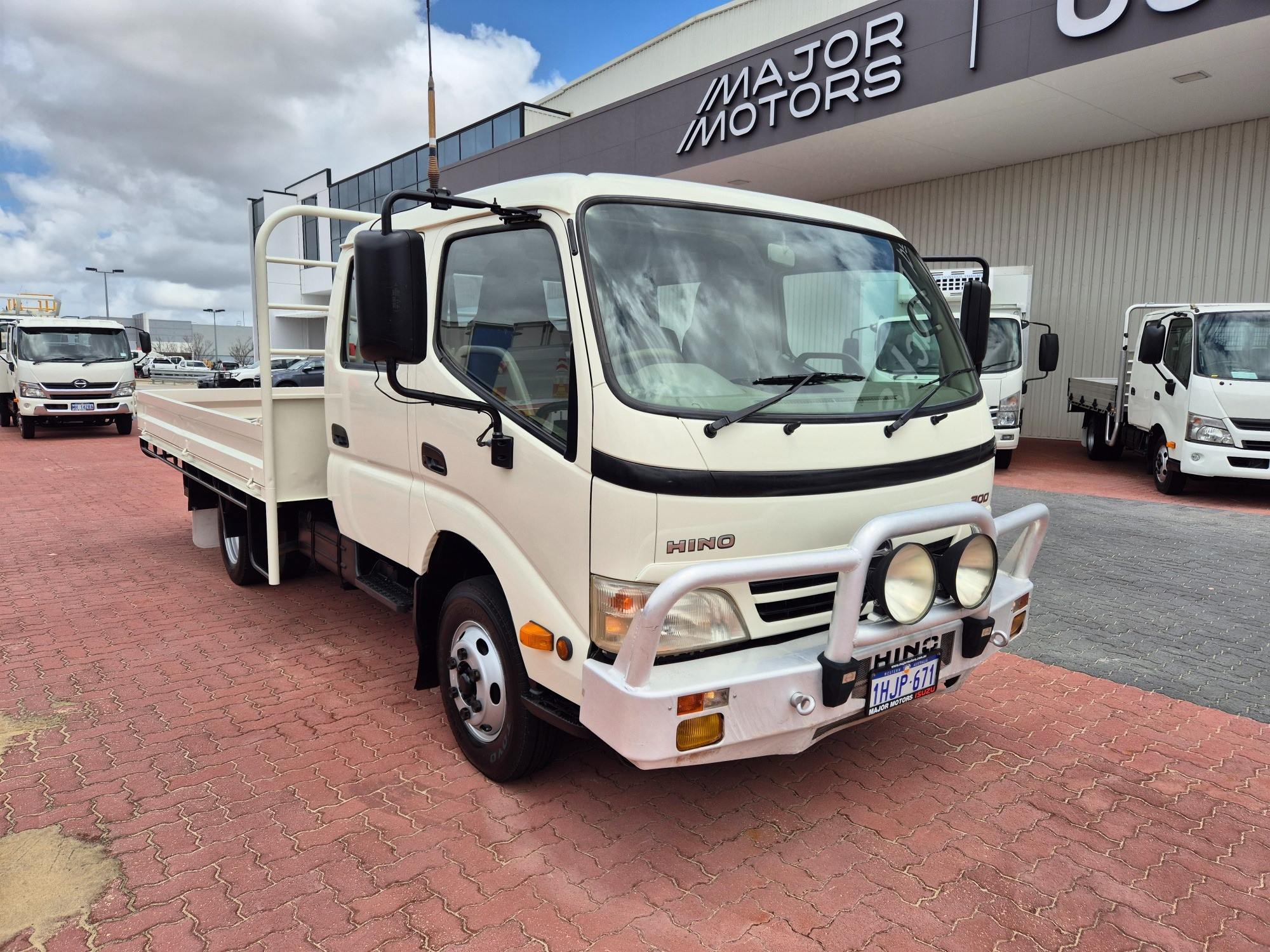 2010 HINO 300 XZU419R 716 3 TON 6 SP MANUAL CREW TRAY