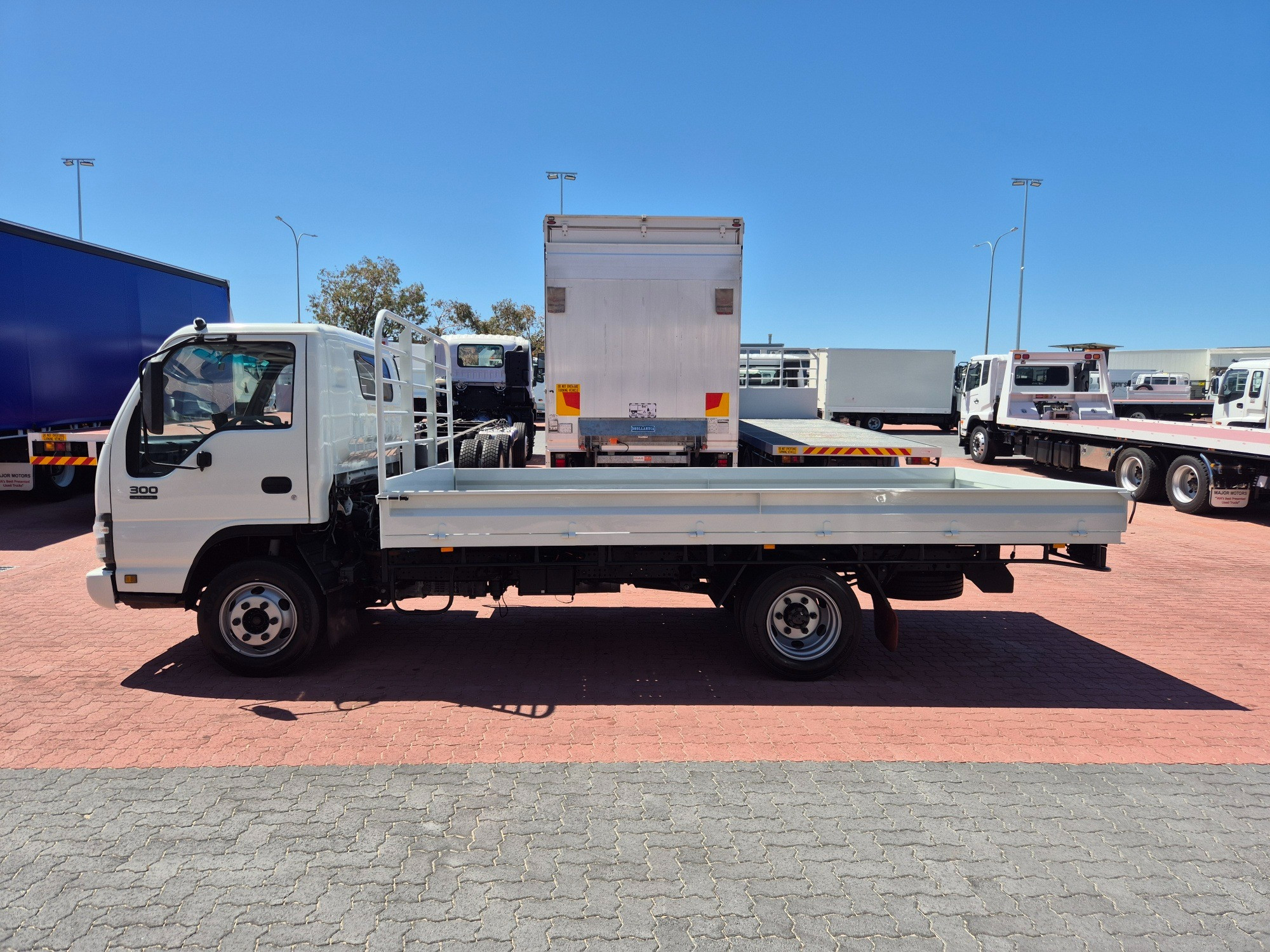 2007 ISUZU NPR N5 300 MEDIUM 5 SP MANUAL TRAY