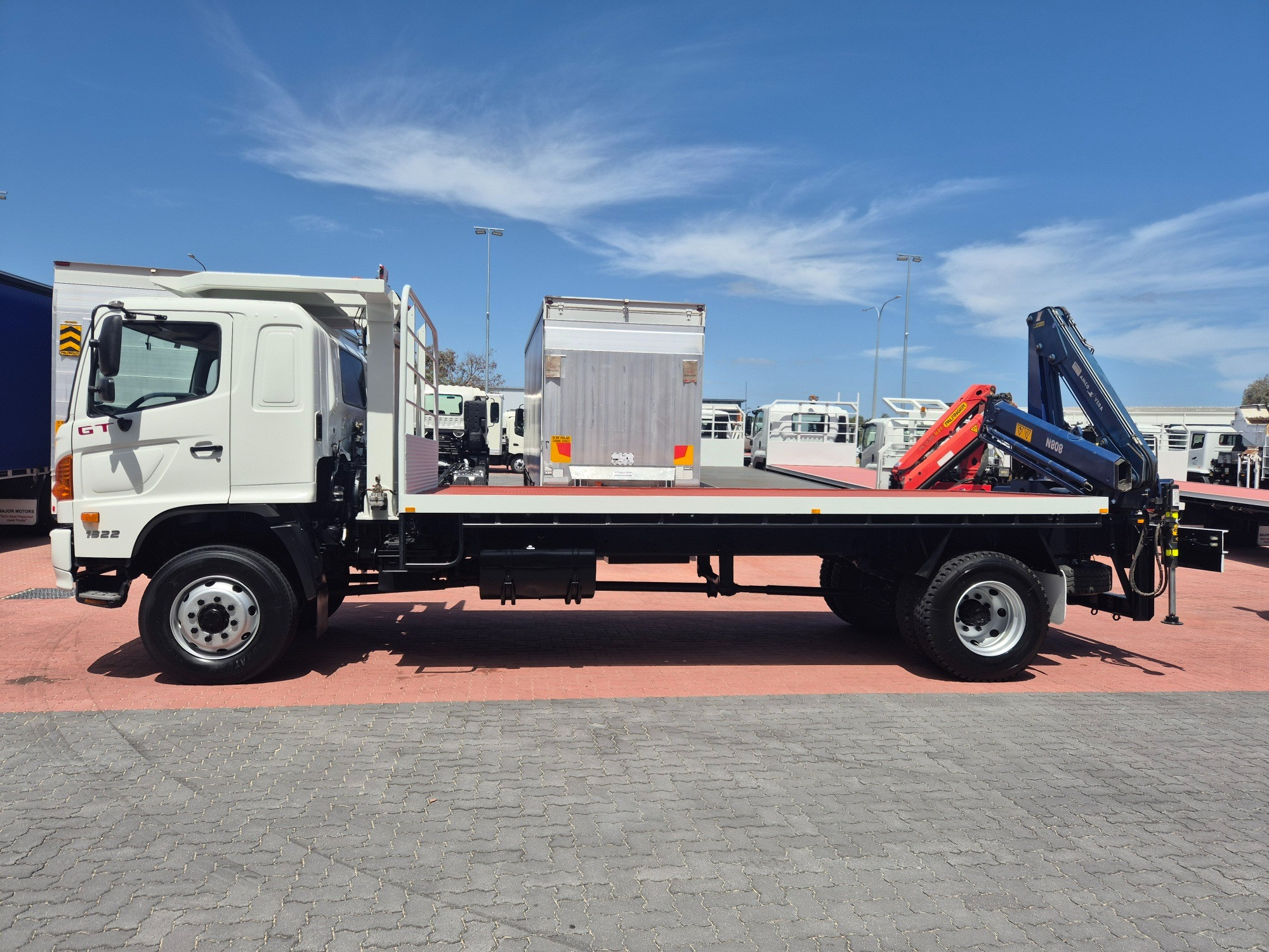 2009 HINO 500 GT8J 1322 LONG (4x4) 6 SP MANUAL TRAY & CRANE